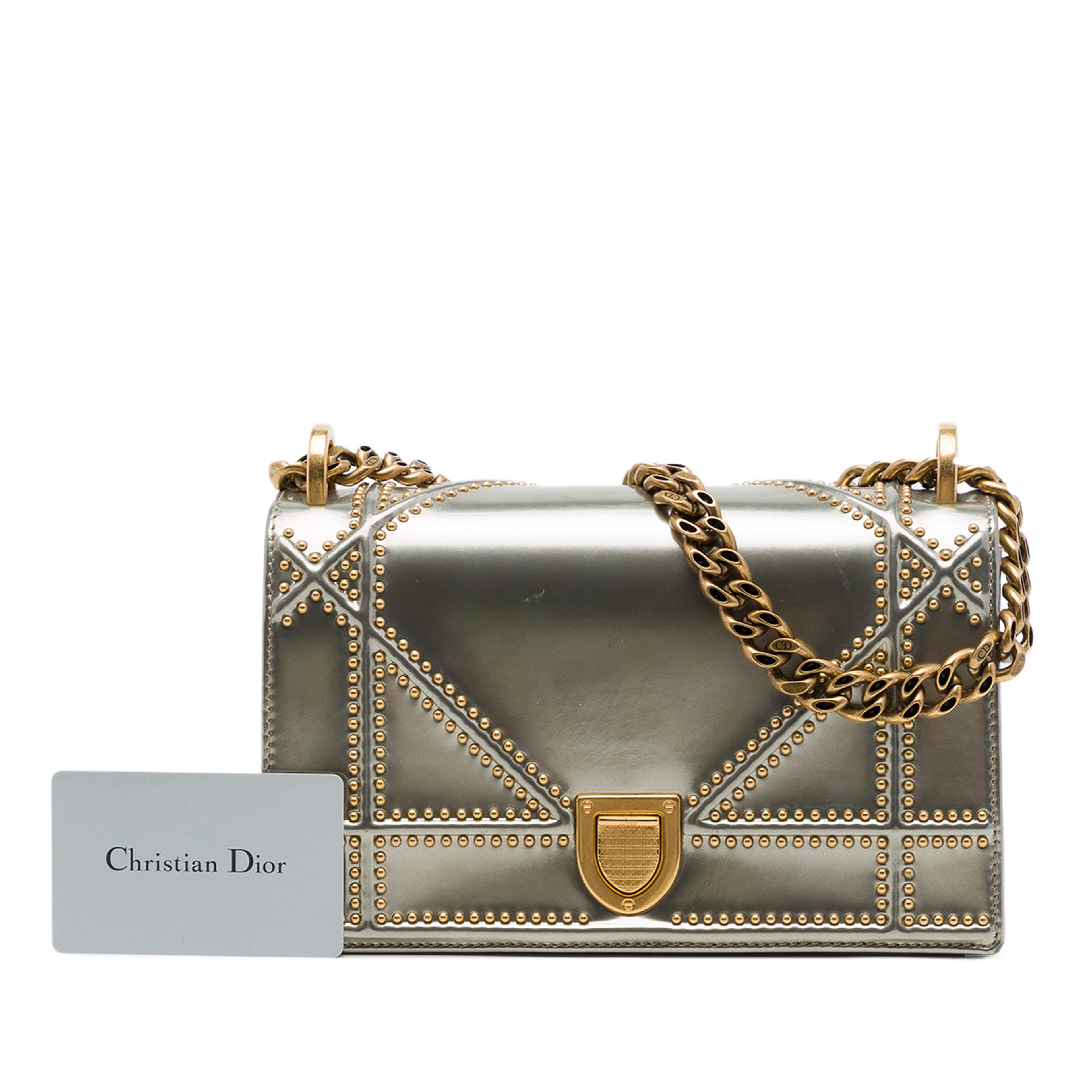 Dior Small Studded Patent Diorama Flap, från Luxclusif, i färgen silver. Klicka för att öppna bilden i stort format