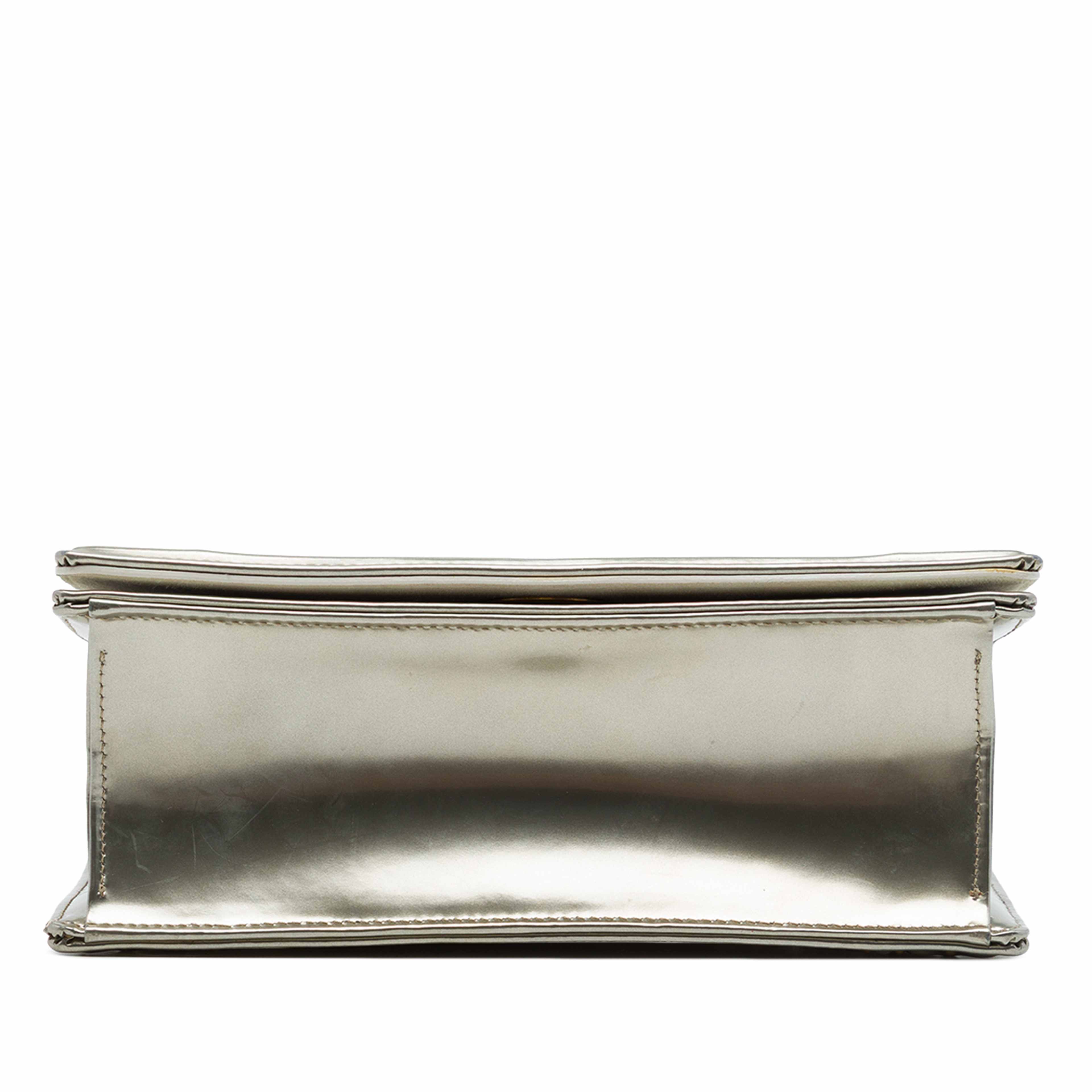 Dior Small Studded Patent Diorama Flap, från Luxclusif, i färgen silver. Klicka för att öppna bilden i stort format