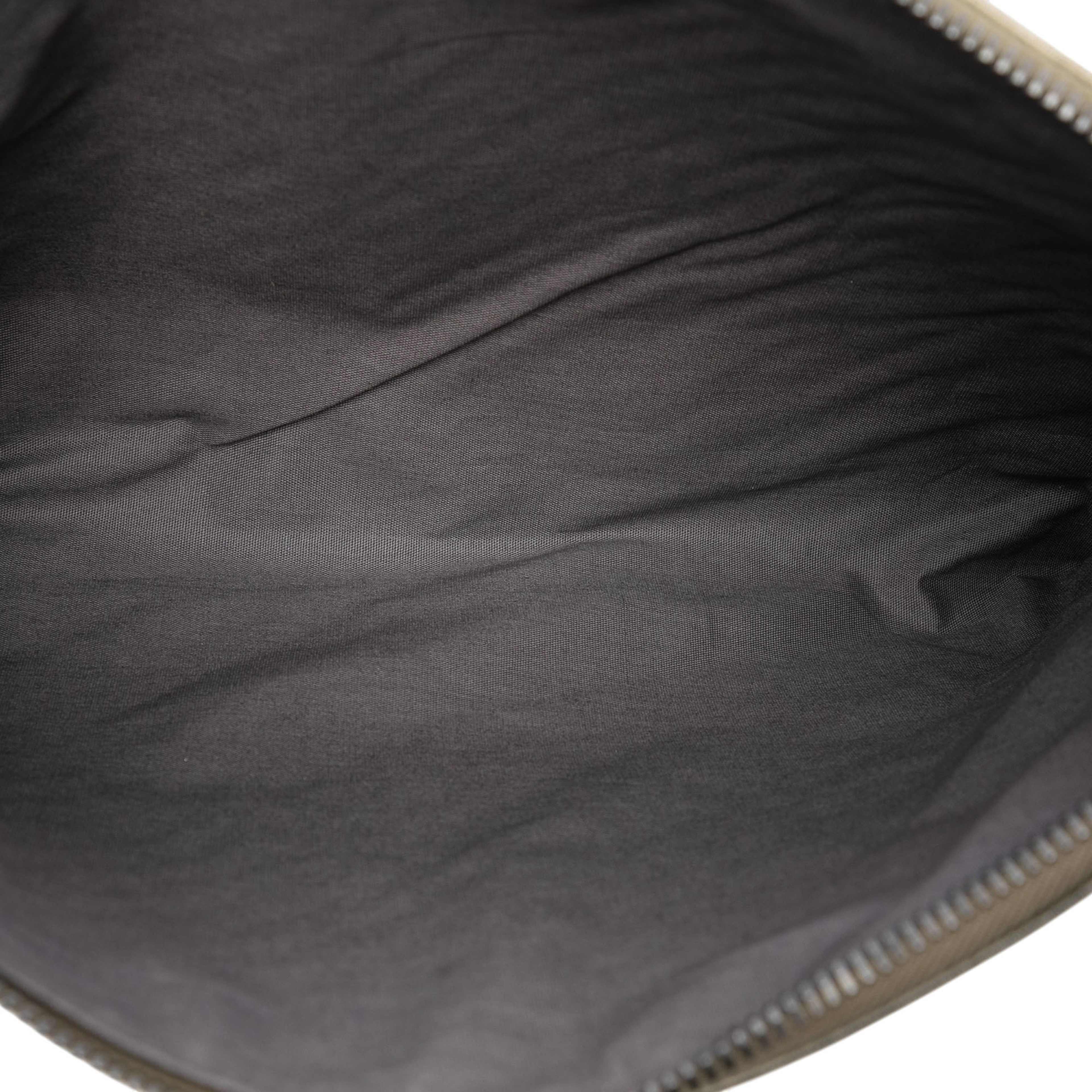 Bottega Veneta Nappa Intrecciato Wristlet Clutch, från Luxclusif, i färgen bronze. Klicka för att öppna bilden i stort format