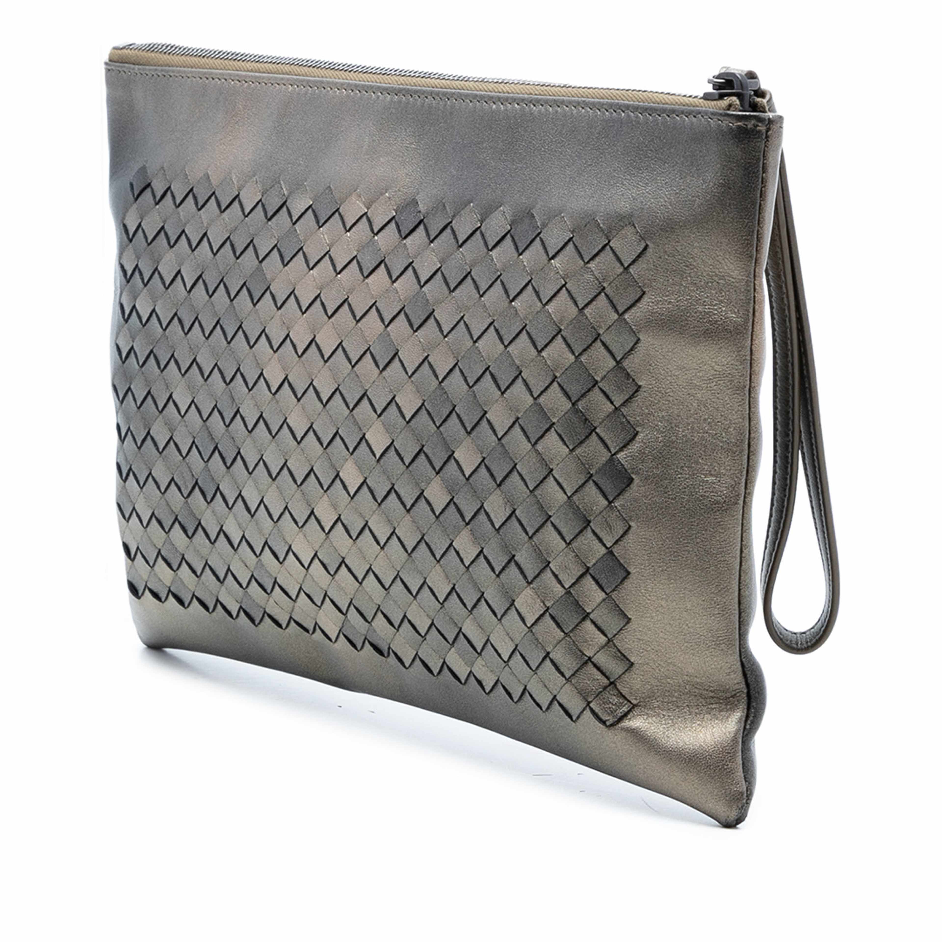 Bottega Veneta Nappa Intrecciato Wristlet Clutch, från Luxclusif, i färgen brun. Klicka för att öppna bilden i stort format