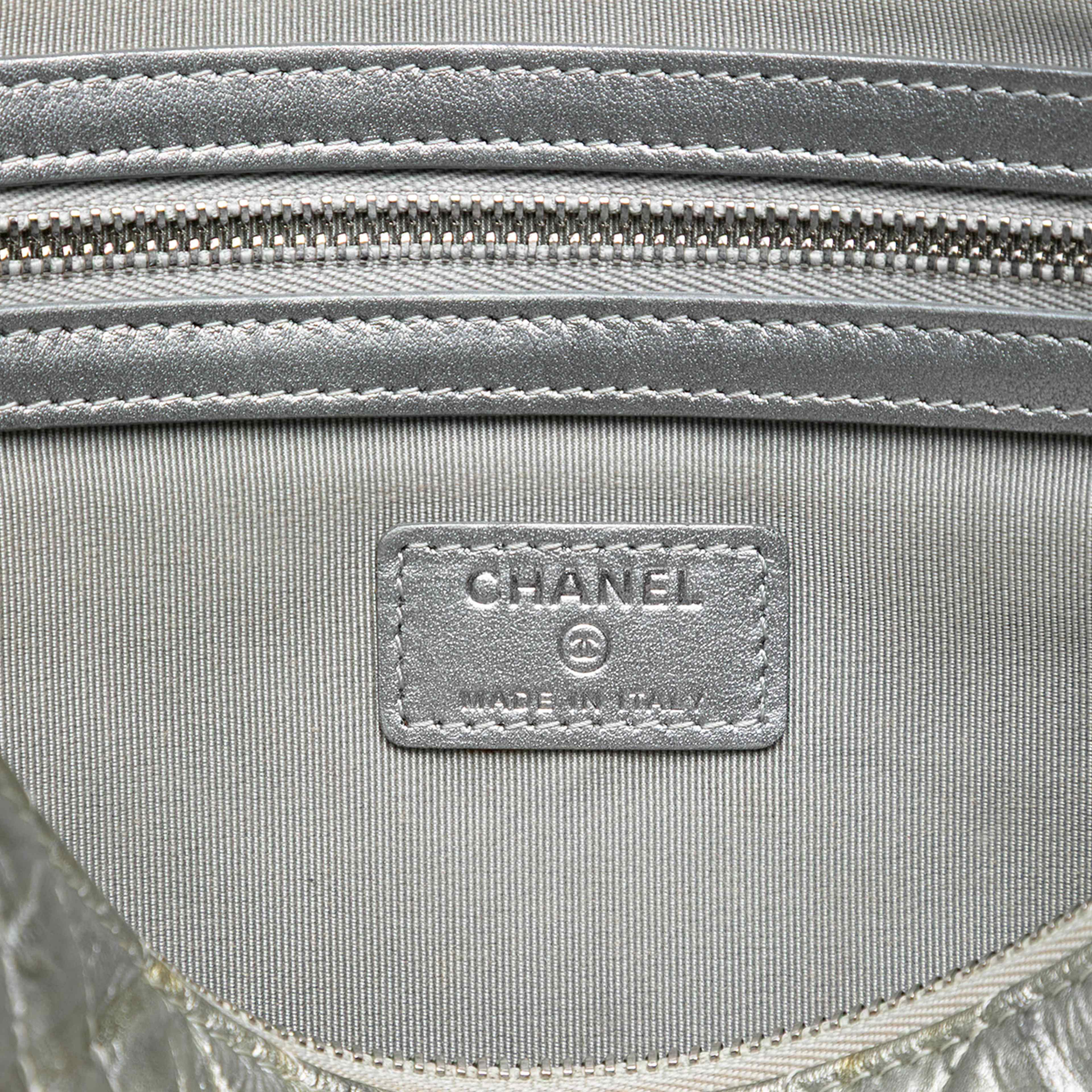 Chanel Large Chevron Metallic Aged Calfskin O Case Clutch, från Luxclusif, i färgen silver. Klicka för att öppna bilden i stort format