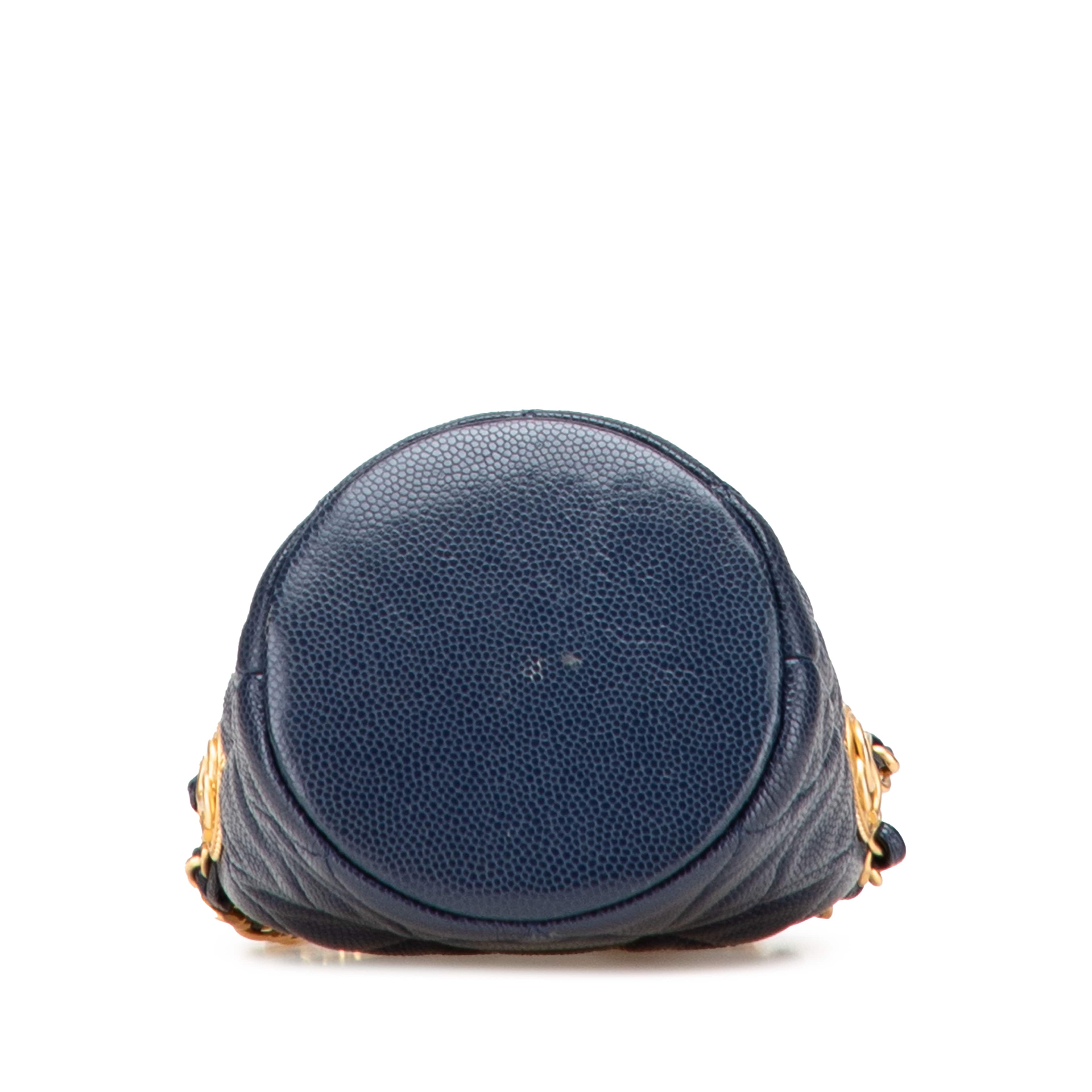 Chanel Mini Quilted Caviar Medallion Charms Drawstring Bucket Bag, från Luxclusif, i färgen navy. Klicka för att öppna bilden i stort format