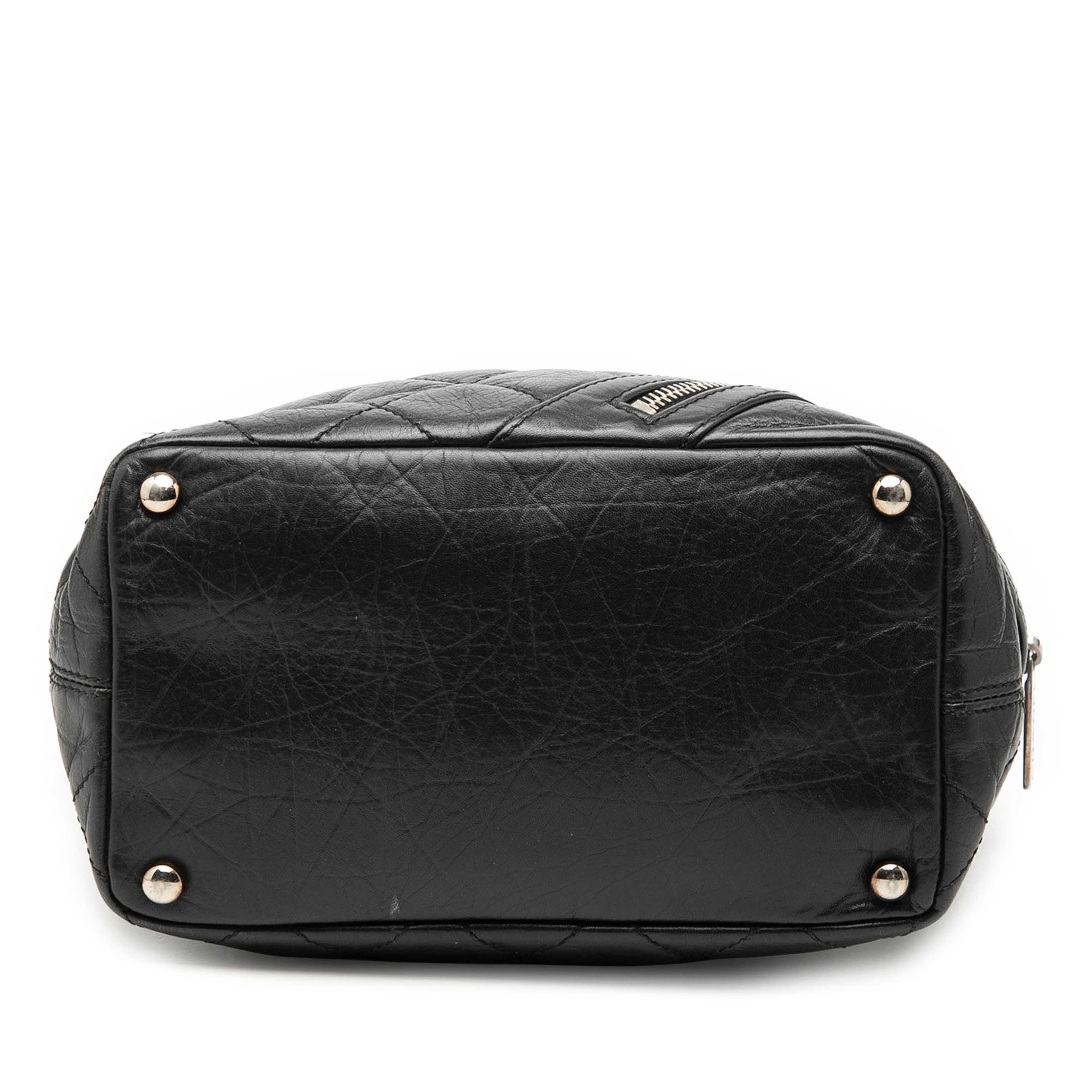 Chanel Small Quilted Aged Calfskin Cotton Club Tote, från Luxclusif, i färgen svart. Klicka för att öppna bilden i stort format