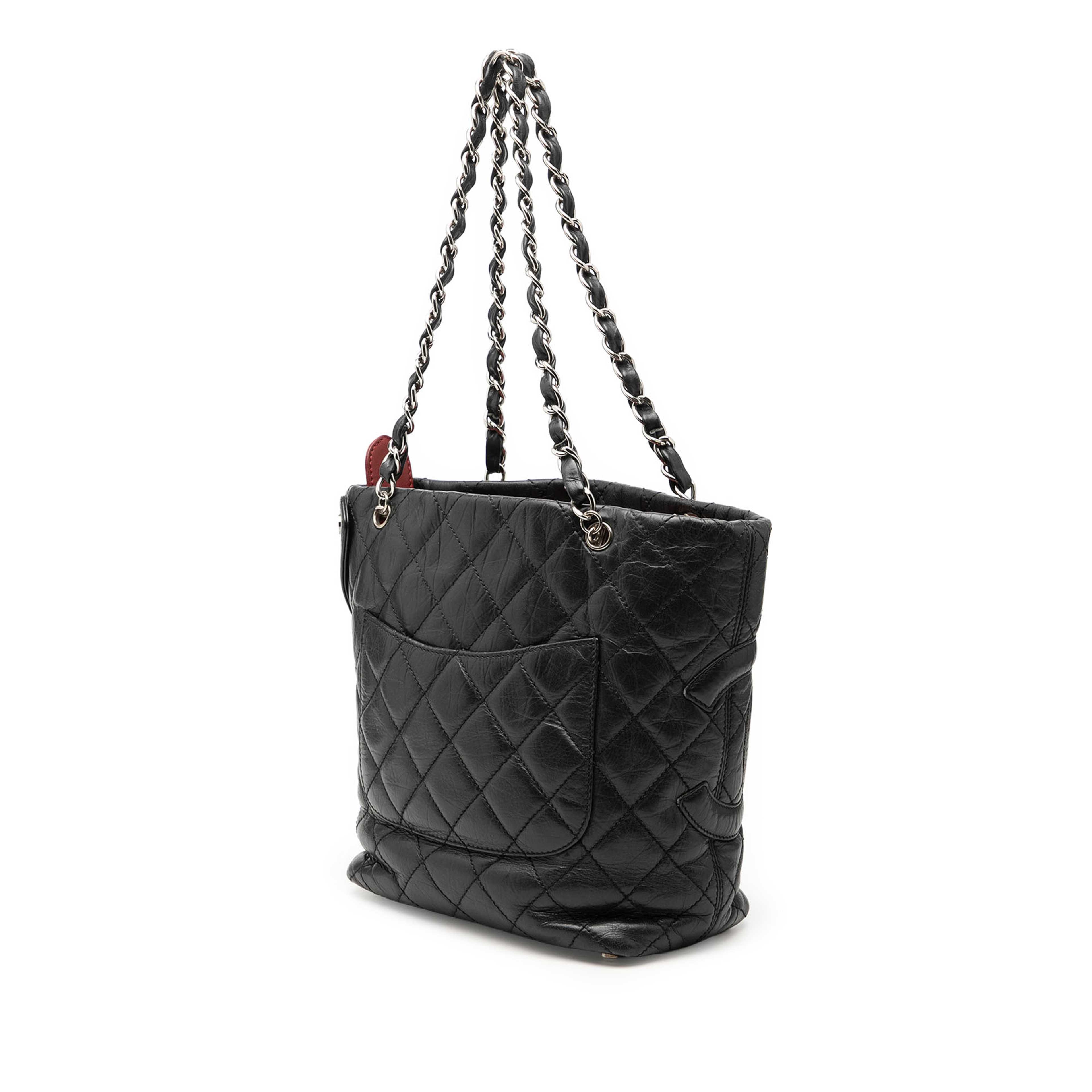Chanel Small Quilted Aged Calfskin Cotton Club Tote, från Luxclusif, i färgen black. Klicka för att öppna bilden i stort format