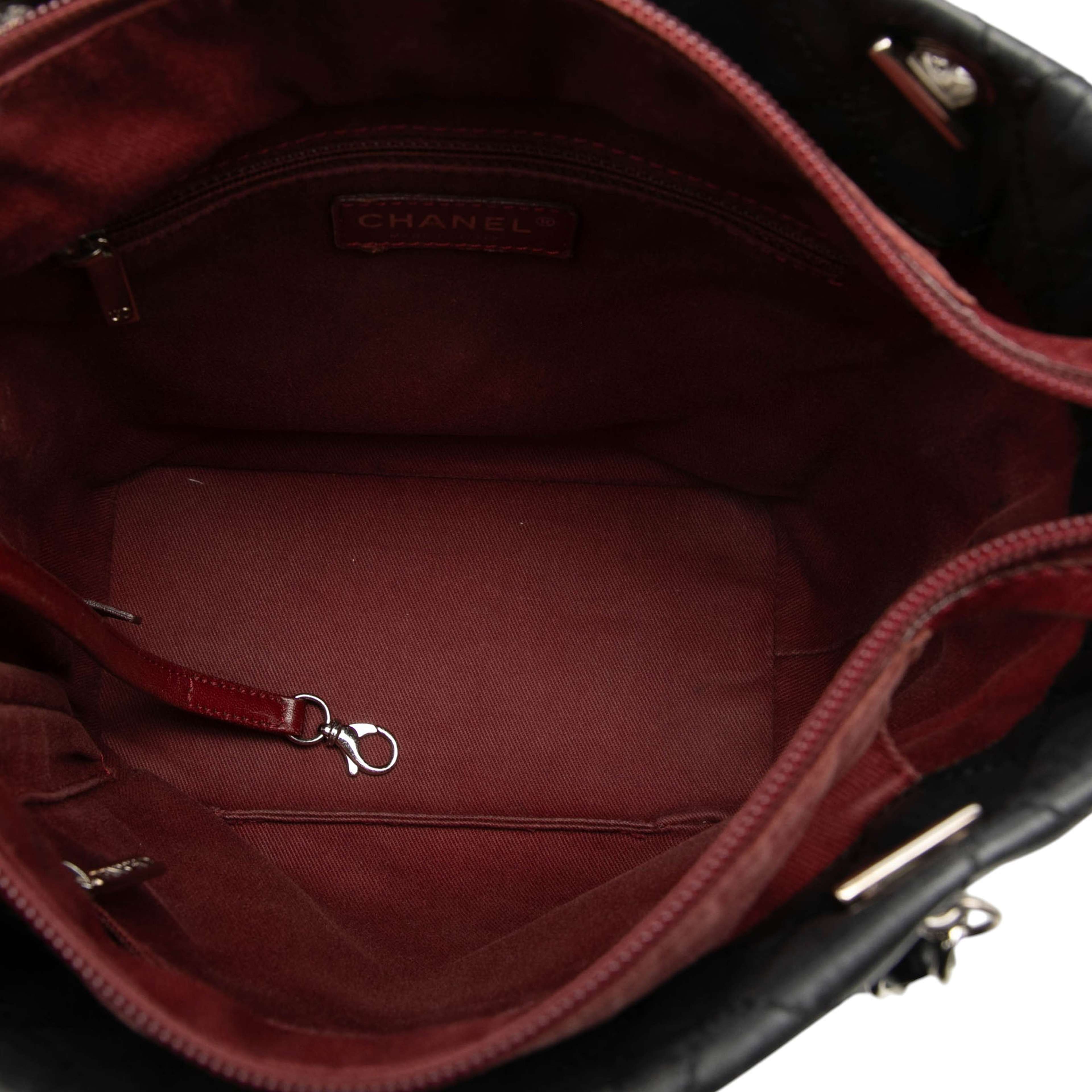Chanel Small Quilted Aged Calfskin Cotton Club Tote, från Luxclusif, i färgen black. Klicka för att öppna bilden i stort format