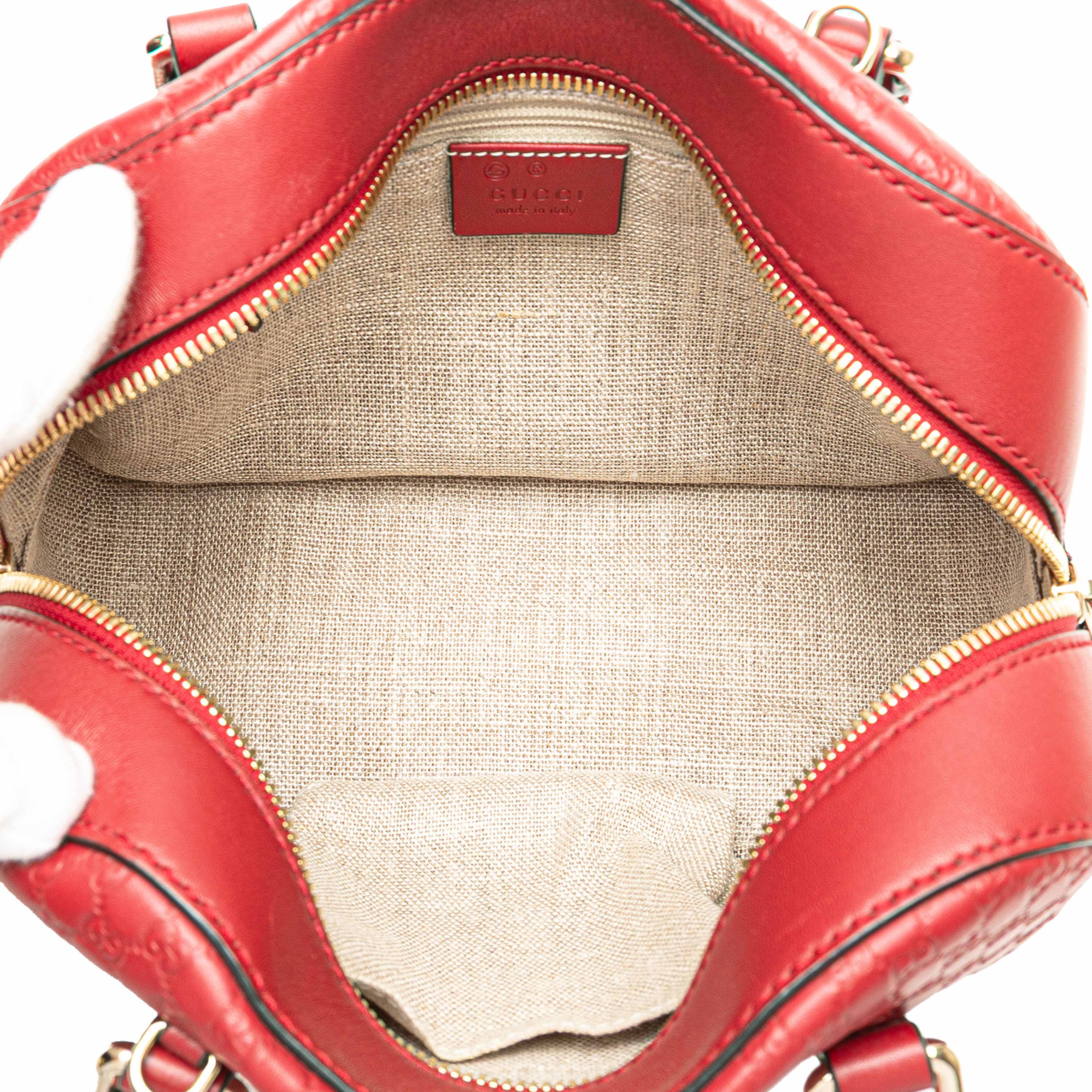 Gucci Small Microguccissima Bree Satchel, från Luxclusif, i färgen red. Klicka för att öppna bilden i stort format