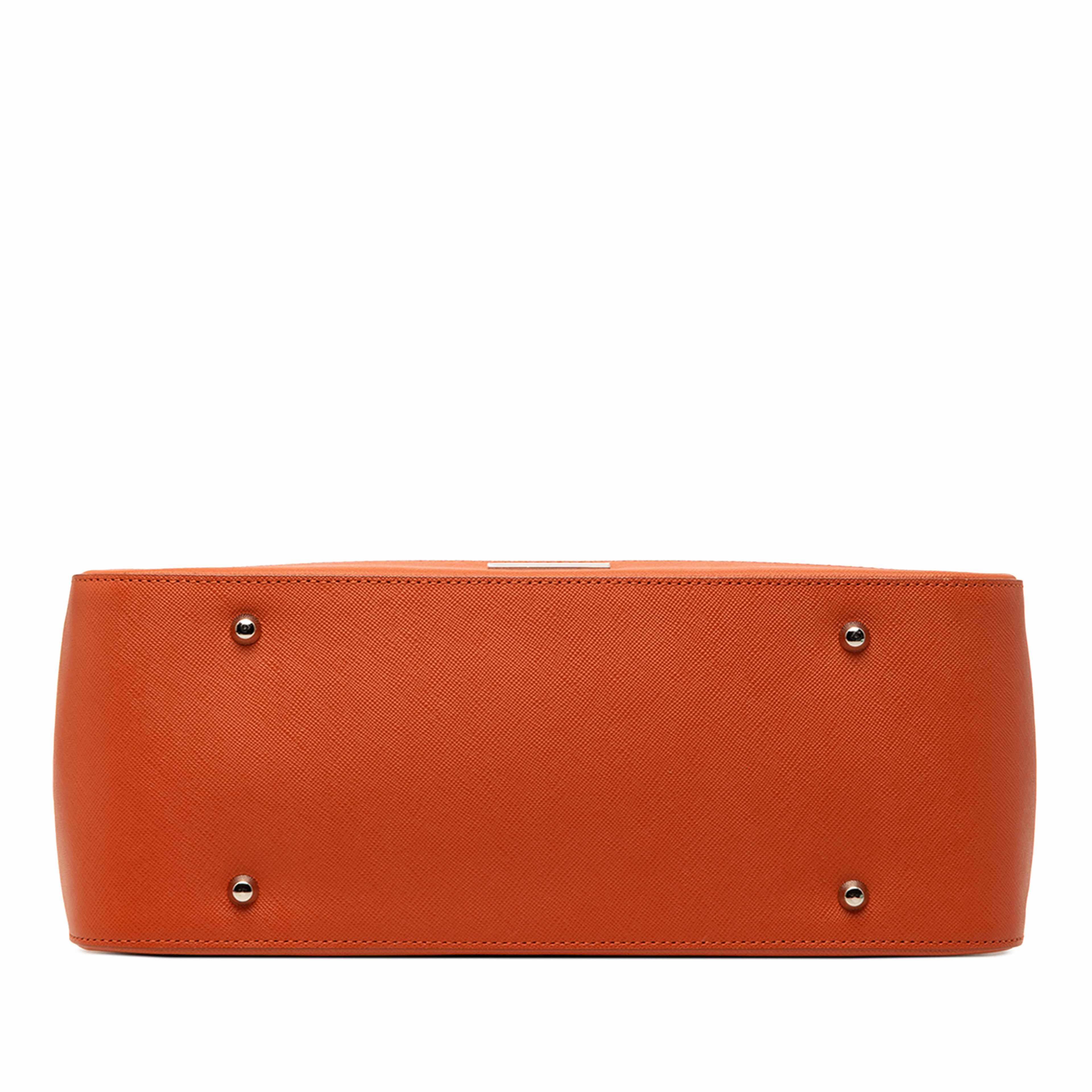 Burberry Leather Top Handle Tote, från Luxclusif, i färgen dark orange. Klicka för att öppna bilden i stort format