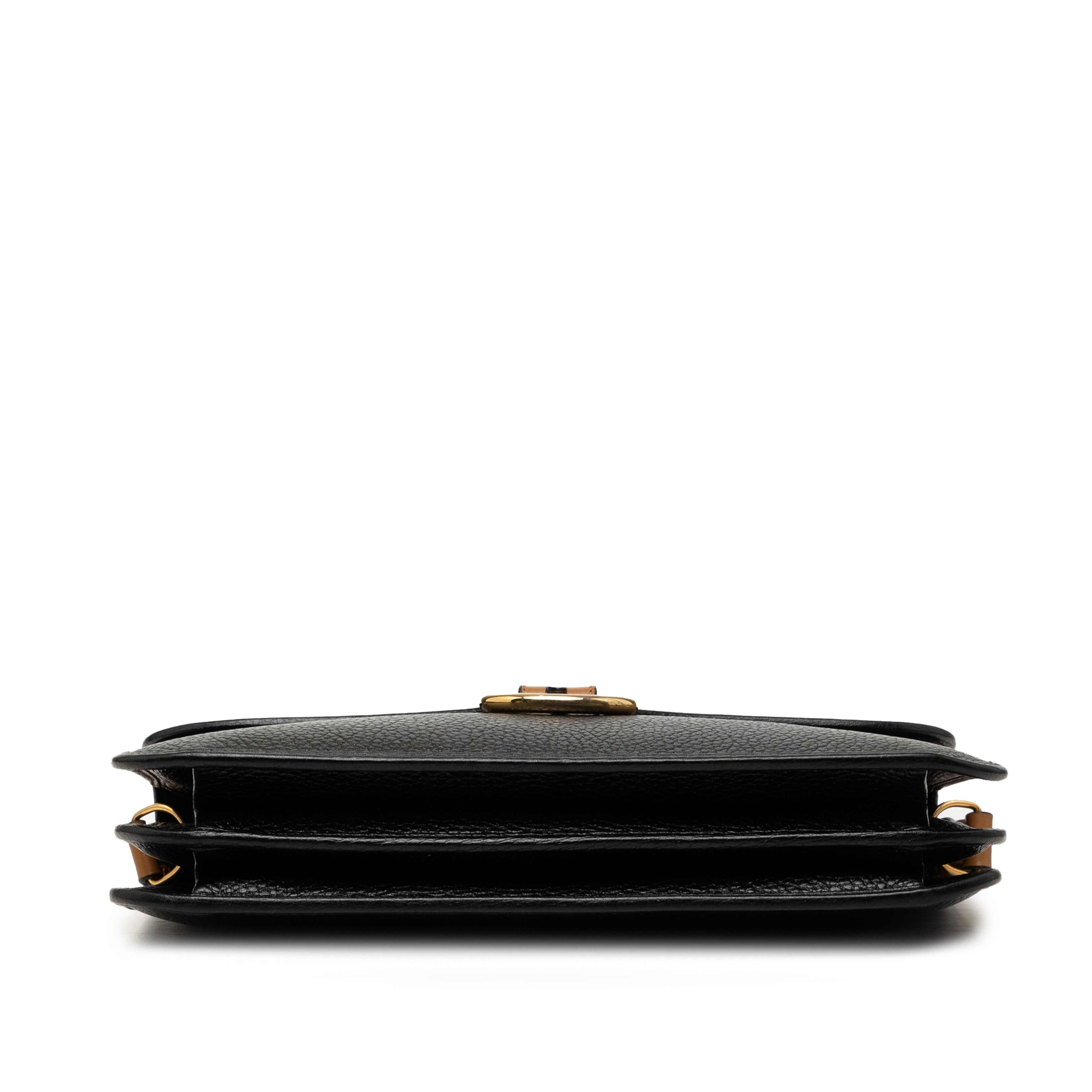 Dior Grained Calfskin Crossbody, från Luxclusif, i färgen svart. Klicka för att öppna bilden i stort format
