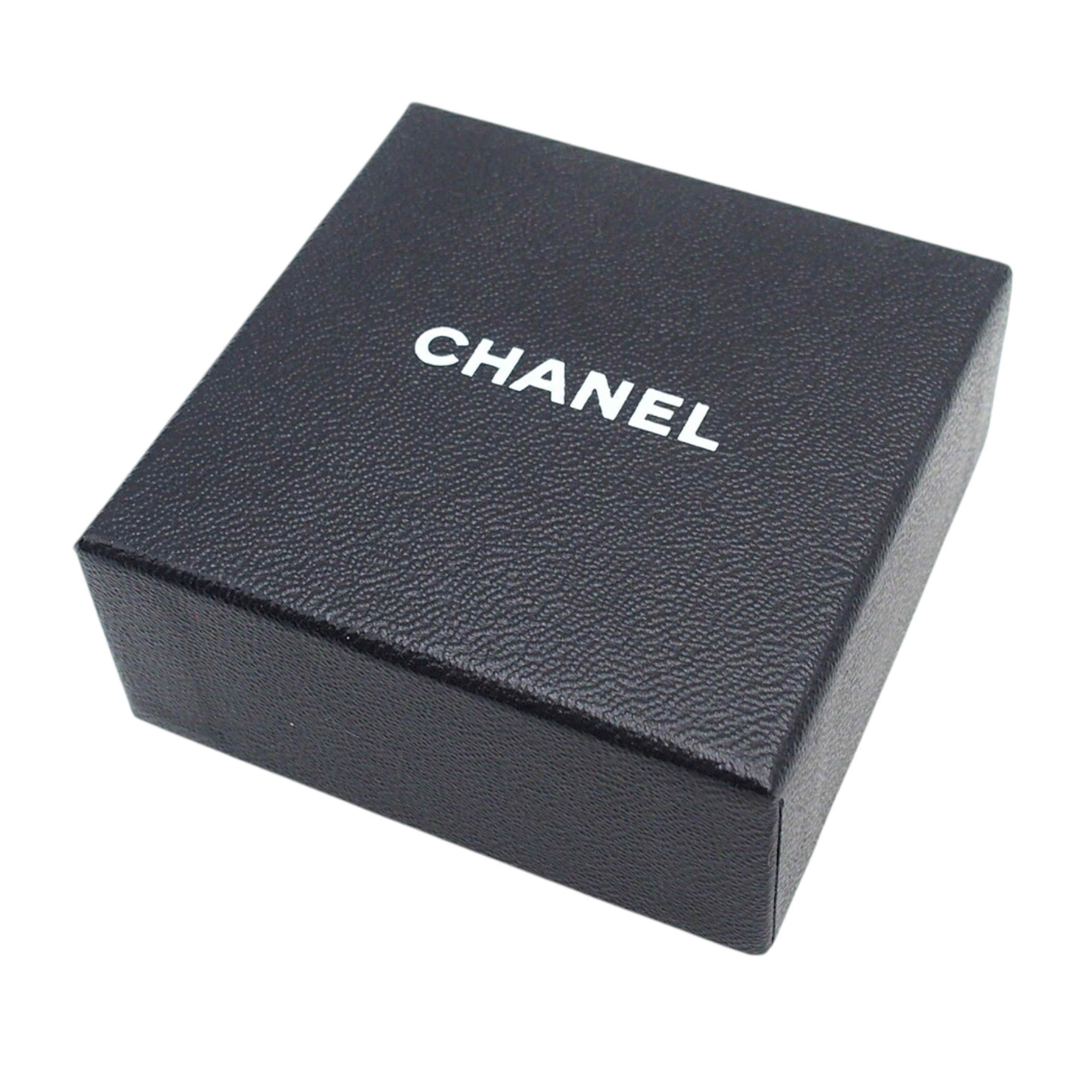 Chanel Cc Gold Plated Enamel Flower Clip On Earrings, från Luxclusif, i färgen guld. Klicka för att öppna bilden i stort format