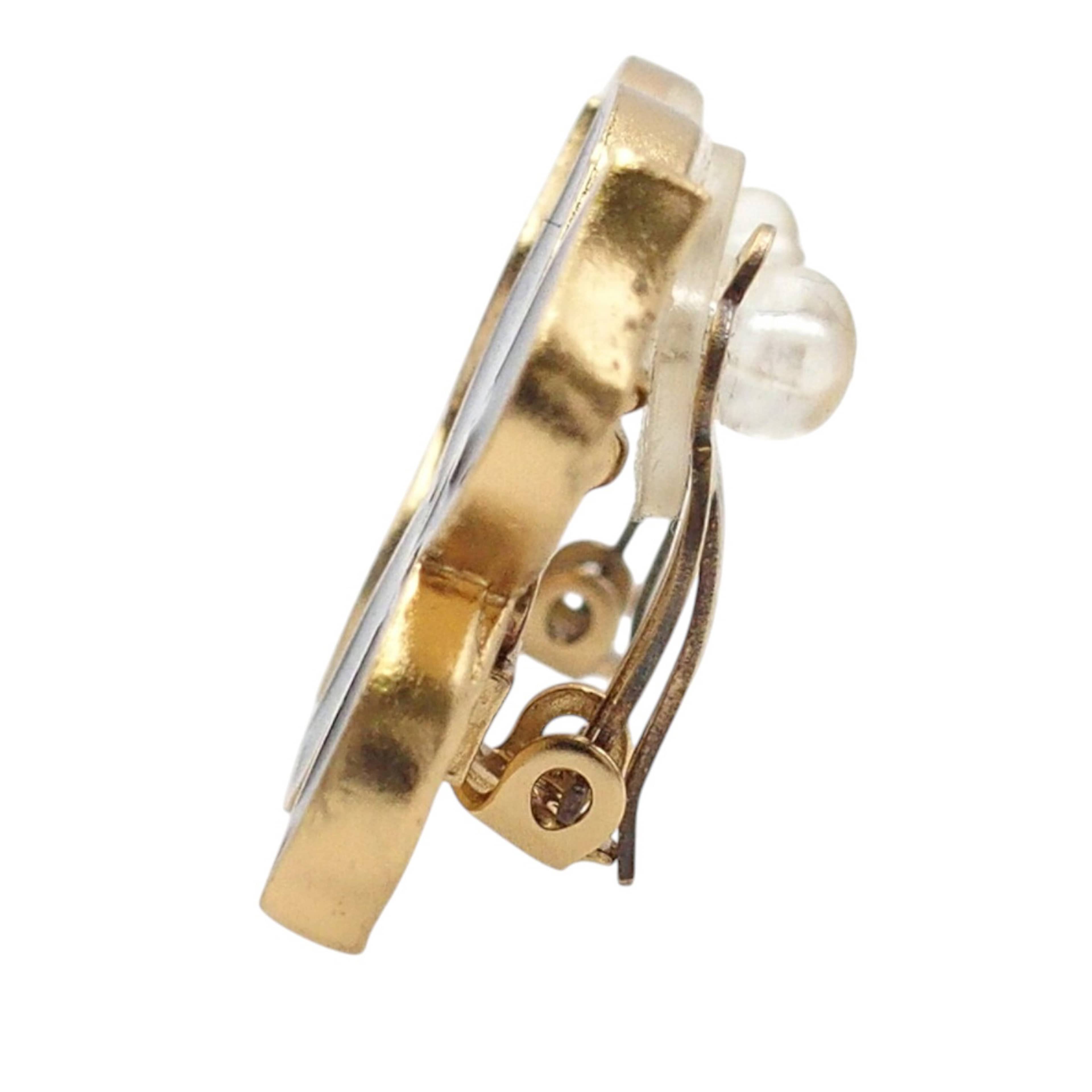 Chanel Cc Gold Plated Enamel Flower Clip On Earrings, från Luxclusif, i färgen guld. Klicka för att öppna bilden i stort format