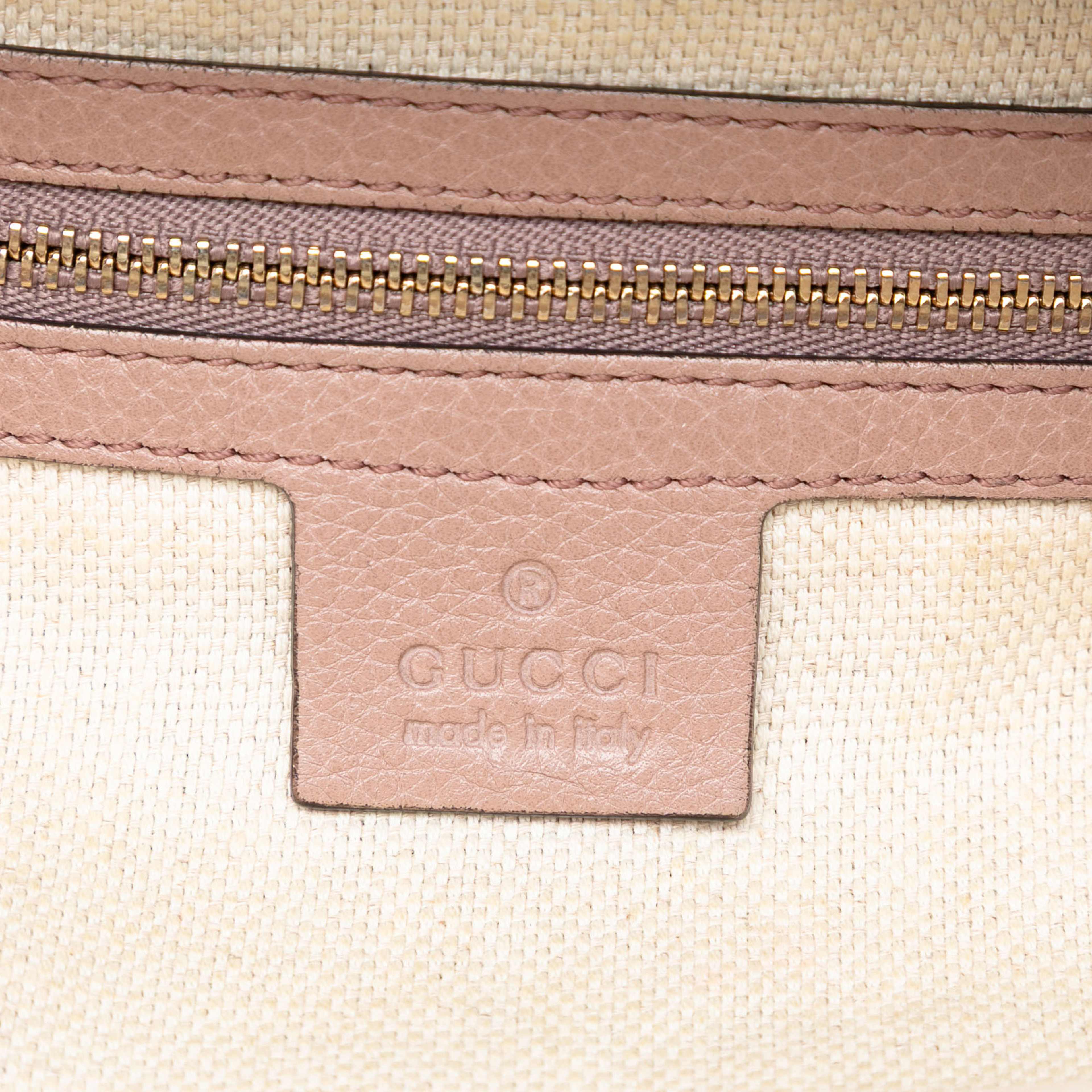 Gucci Small Pebbled Leather Soho Cellarius Satchel, från Luxclusif, i färgen pink. Klicka för att öppna bilden i stort format