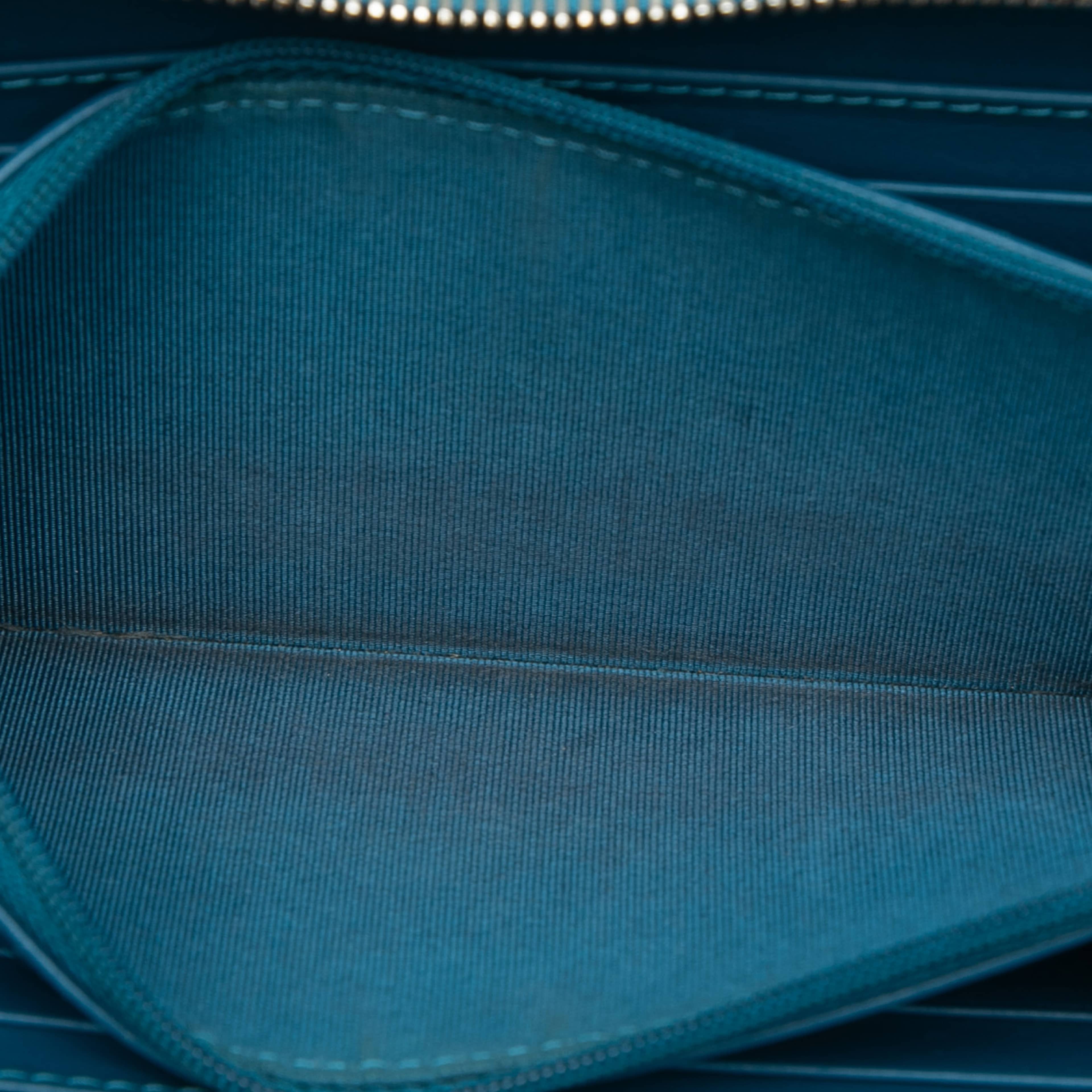 Chanel Cc Quilted Caviar Zip Around Long Wallet, från Luxclusif, i färgen blue. Klicka för att öppna bilden i stort format