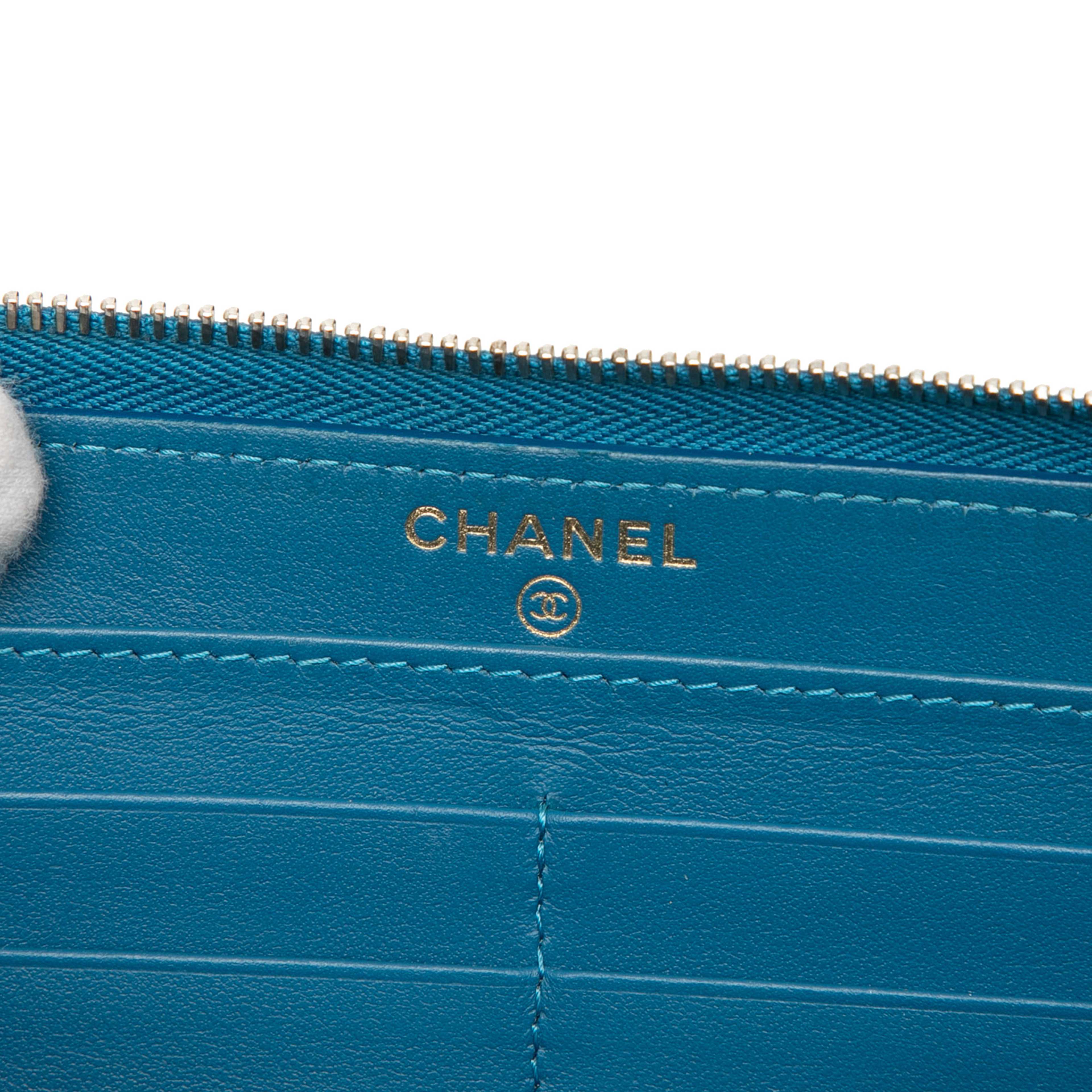 Chanel Cc Quilted Caviar Zip Around Long Wallet, från Luxclusif, i färgen blue. Klicka för att öppna bilden i stort format
