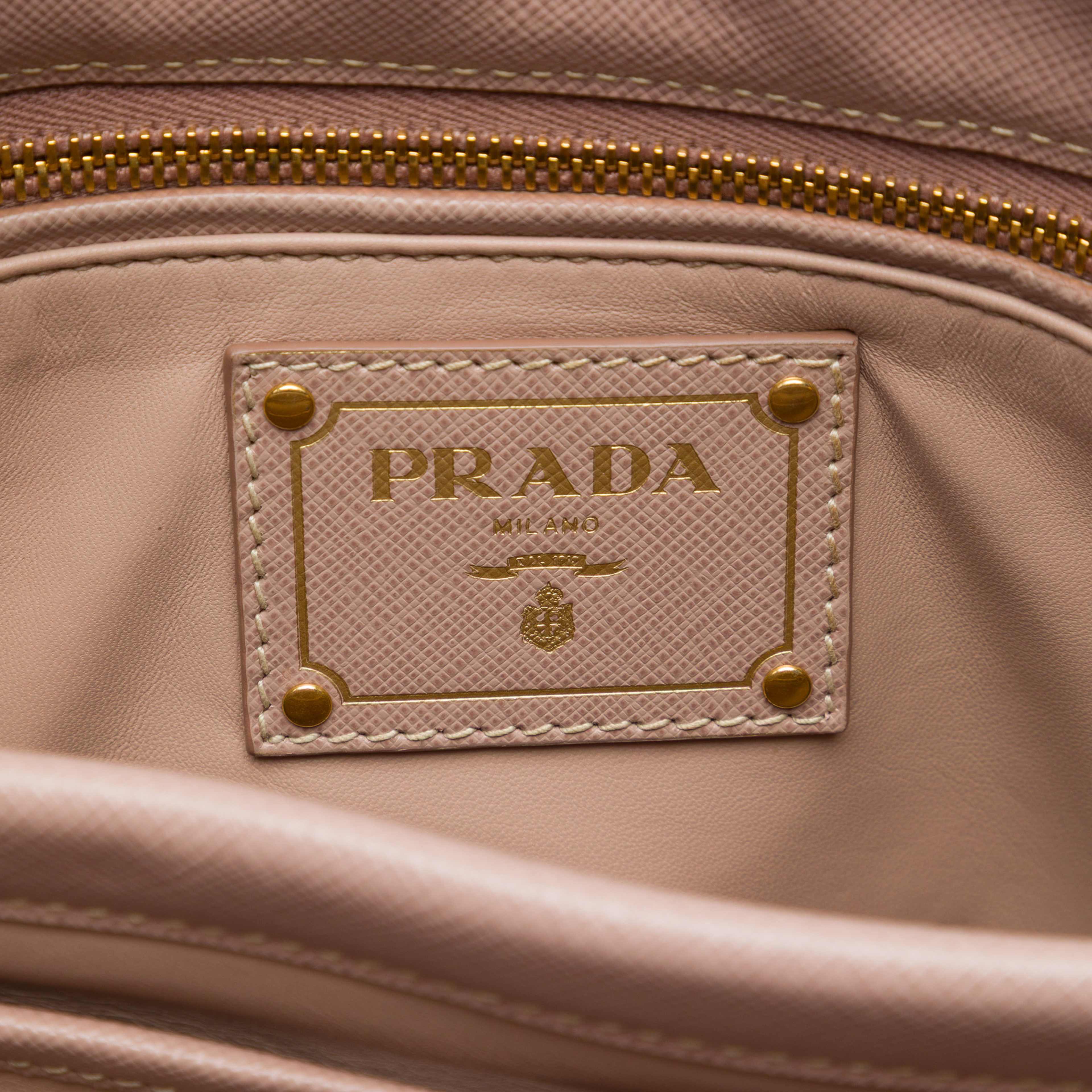 Prada Saffiano Lucido Top Handle Frame Tote, från Luxclusif, i färgen brun. Klicka för att öppna bilden i stort format