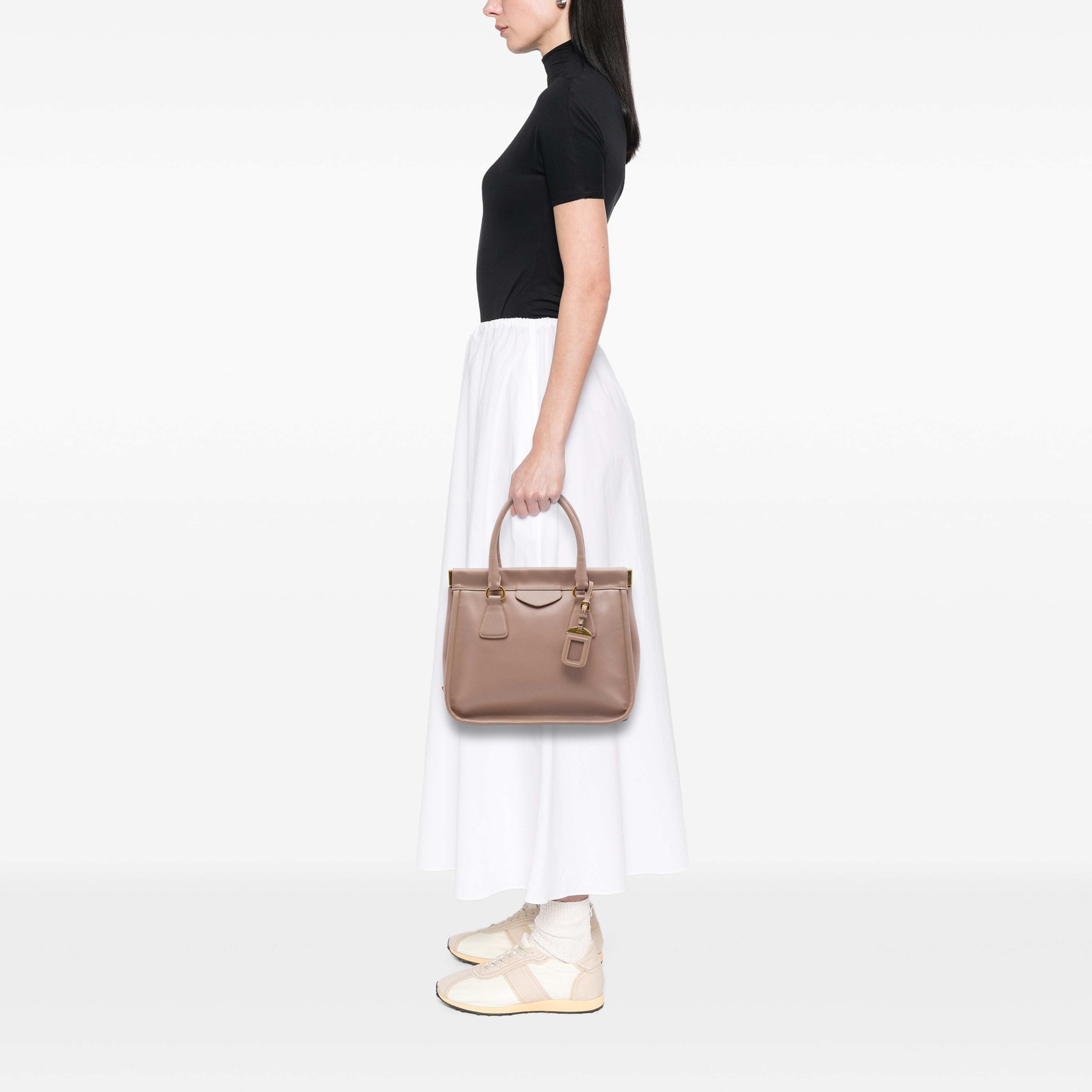 Prada Saffiano Lucido Top Handle Frame Tote, från Luxclusif, i färgen brun. Klicka för att öppna bilden i stort format