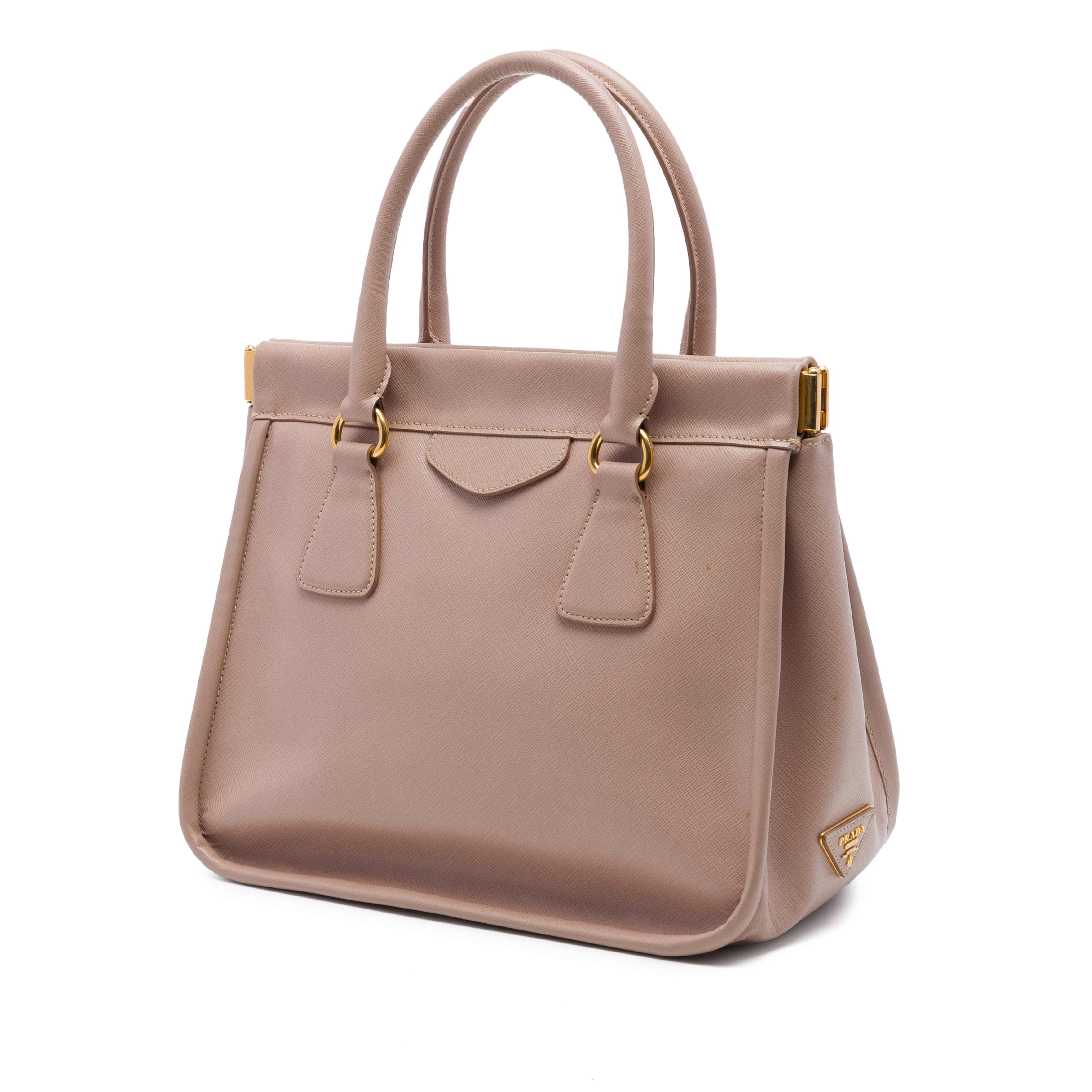 Prada Saffiano Lucido Top Handle Frame Tote, från Luxclusif, i färgen brun. Klicka för att öppna bilden i stort format