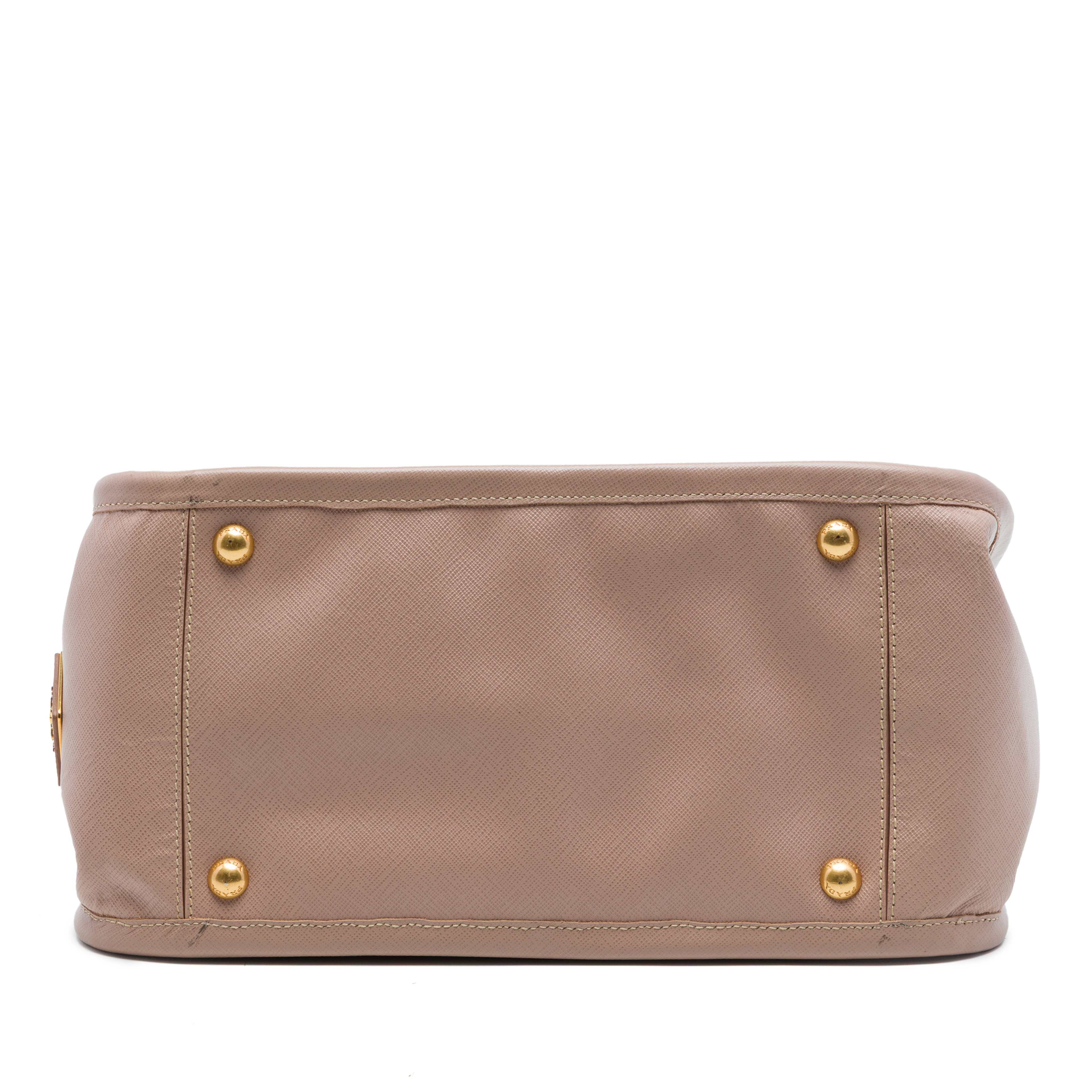 Prada Saffiano Lucido Top Handle Frame Tote, från Luxclusif, i färgen brun. Klicka för att öppna bilden i stort format