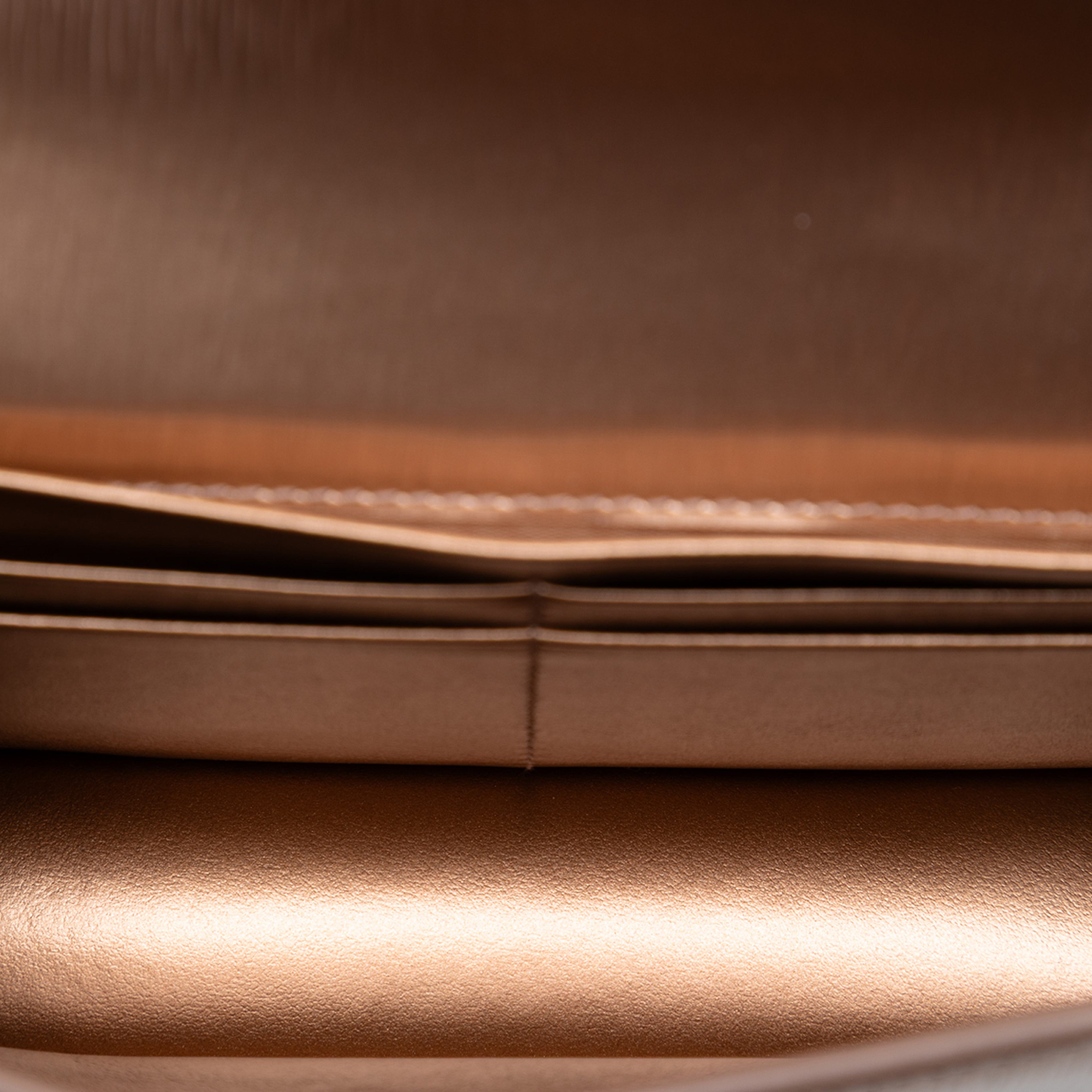 Prada Vitello Move Wallet On Chain, från Luxclusif, i färgen gold. Klicka för att öppna bilden i stort format