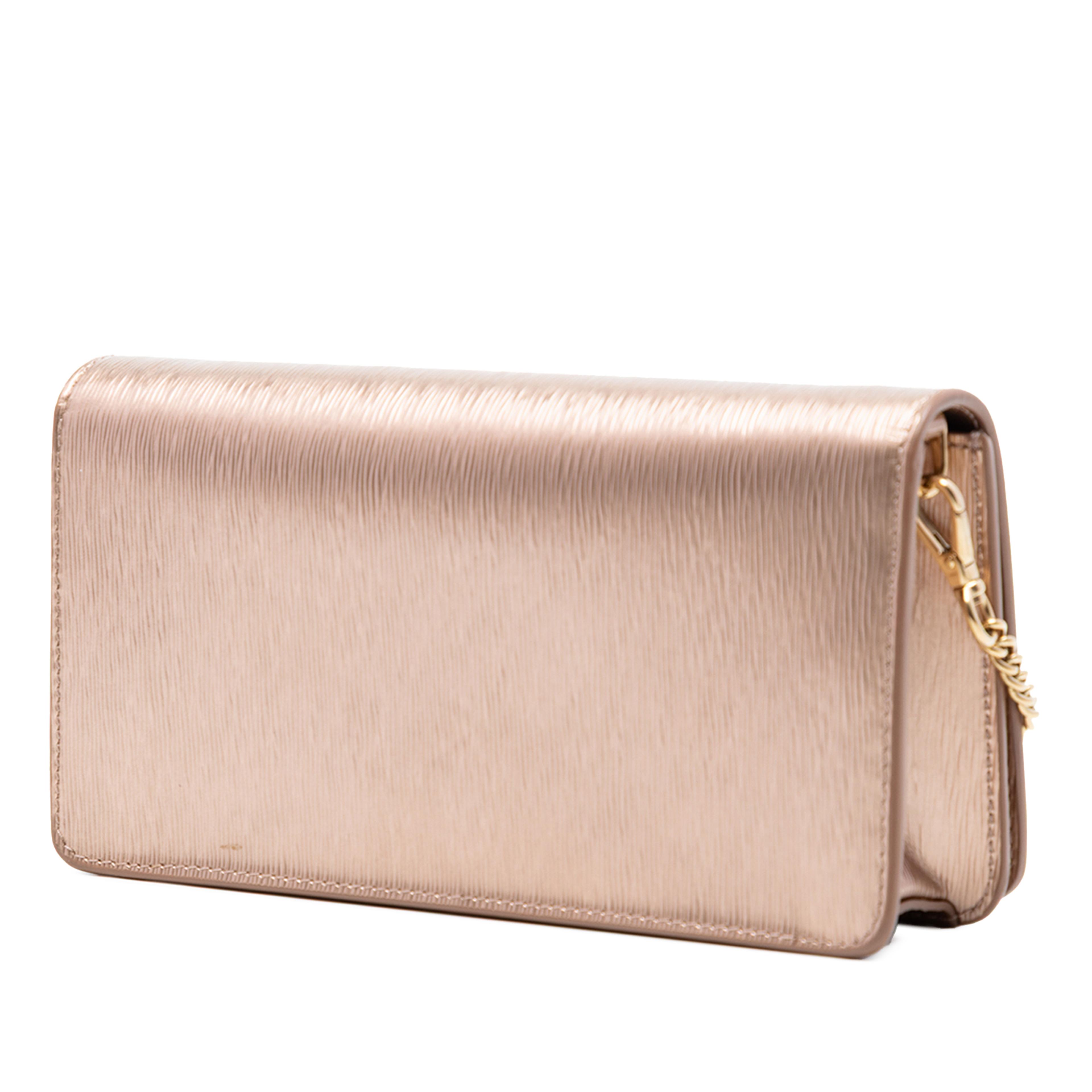 Prada Vitello Move Wallet On Chain, från Luxclusif, i färgen gold. Klicka för att öppna bilden i stort format