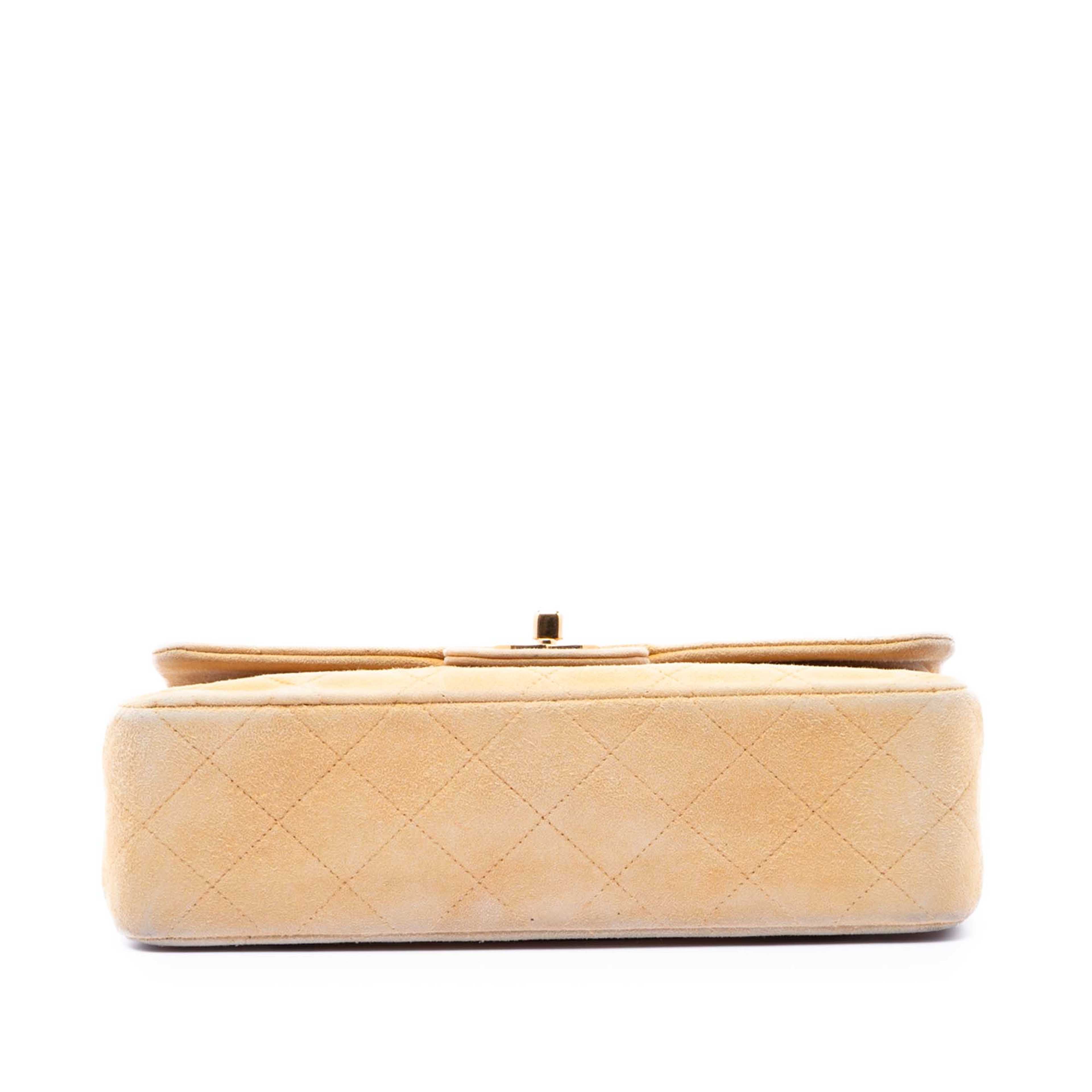 Chanel Small Classic Suede Double Flap, från Luxclusif, i färgen beige. Klicka för att öppna bilden i stort format
