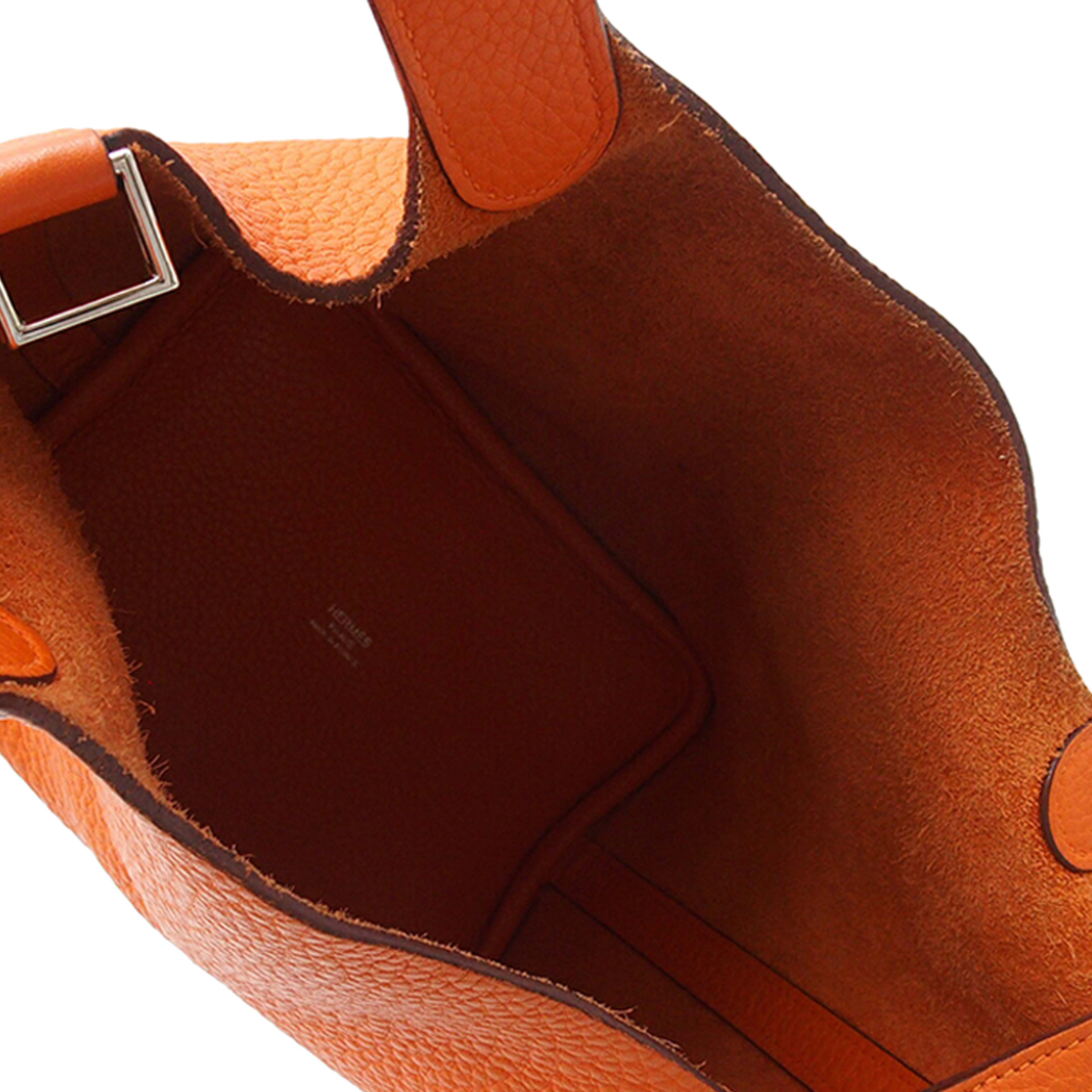 Hermès Clemence Picotin Lock 18, från Luxclusif, i färgen orange. Klicka för att öppna bilden i stort format