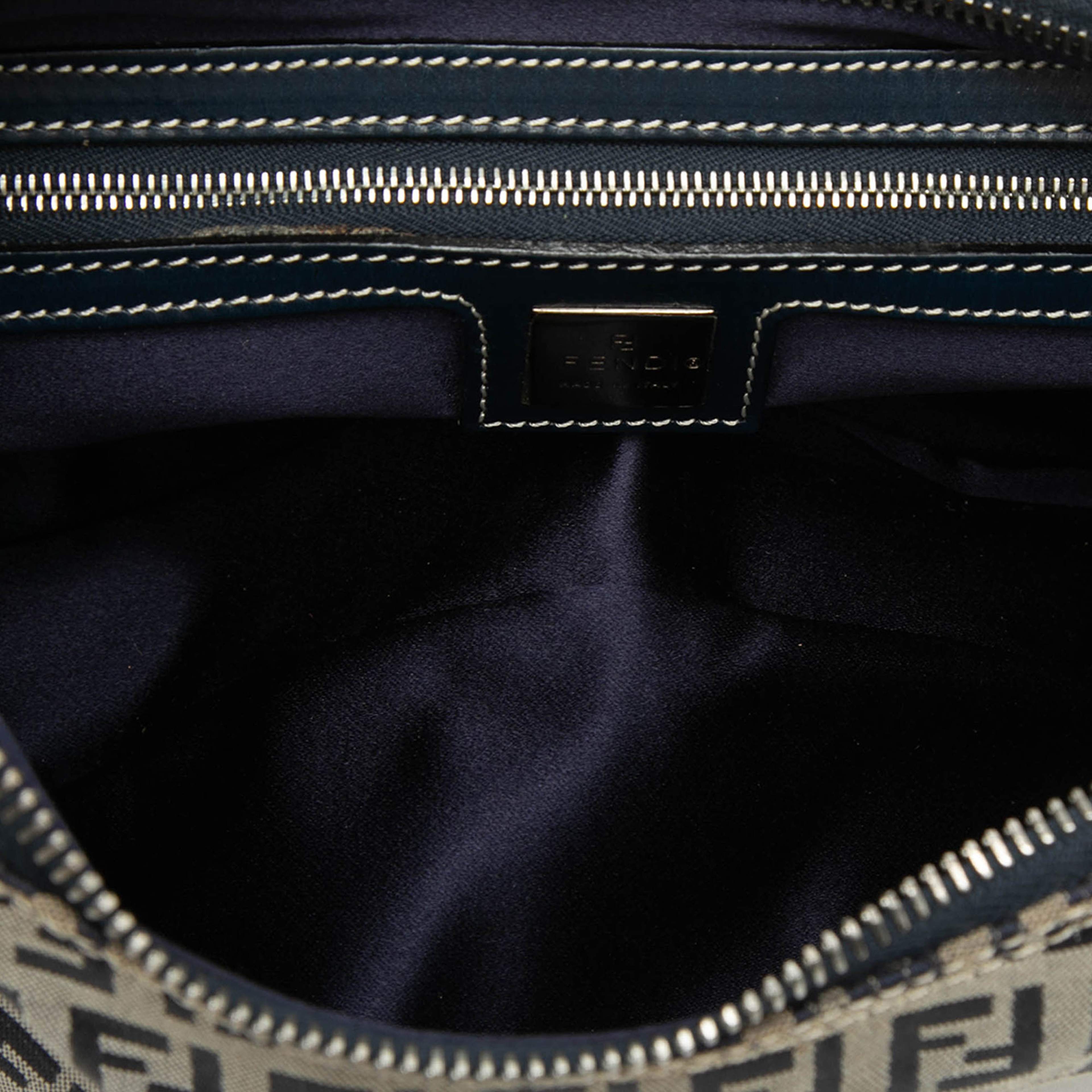 Fendi Zucchino Canvas Croissant, från Luxclusif, i färgen gray. Klicka för att öppna bilden i stort format