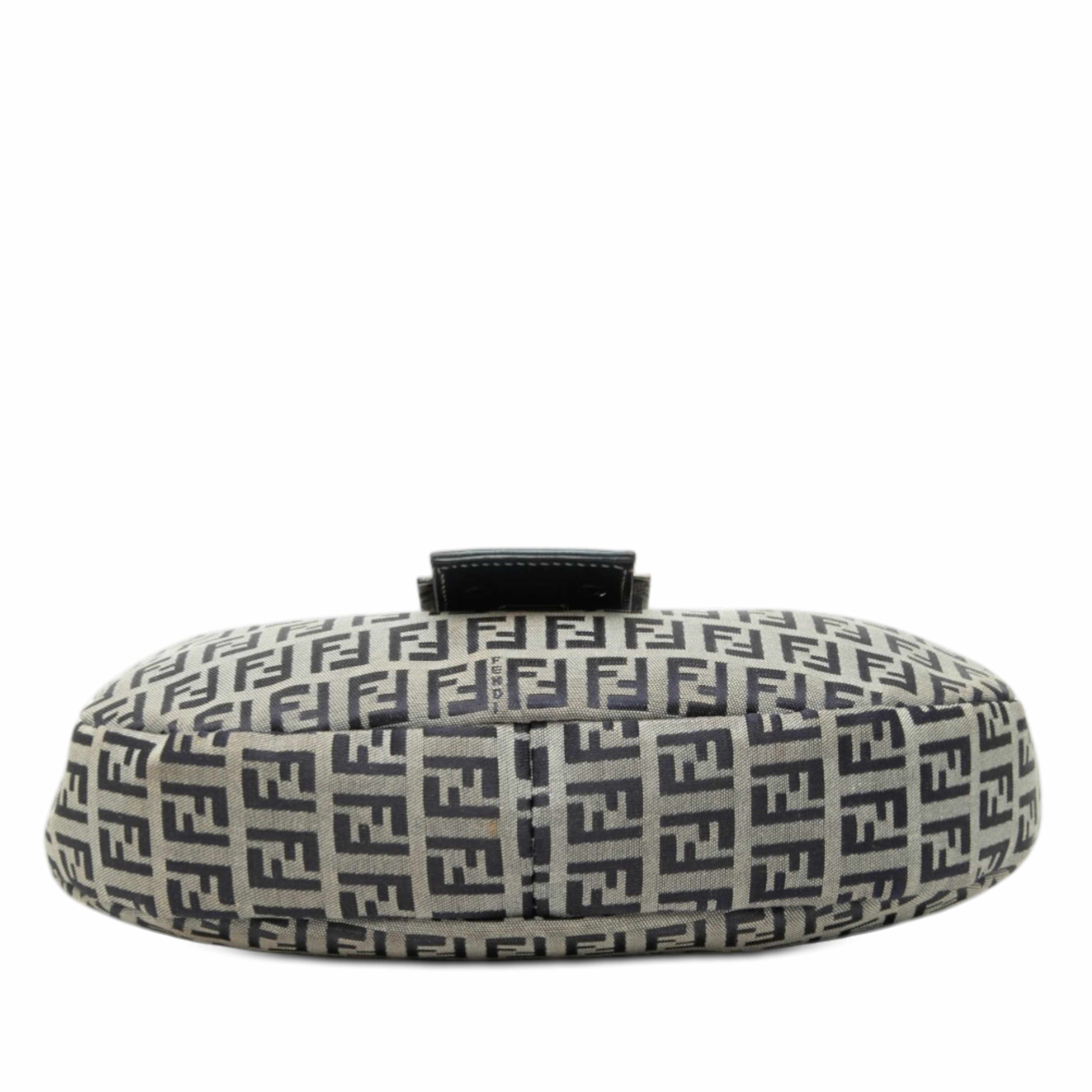 Fendi Zucchino Canvas Croissant, från Luxclusif, i färgen gray. Klicka för att öppna bilden i stort format