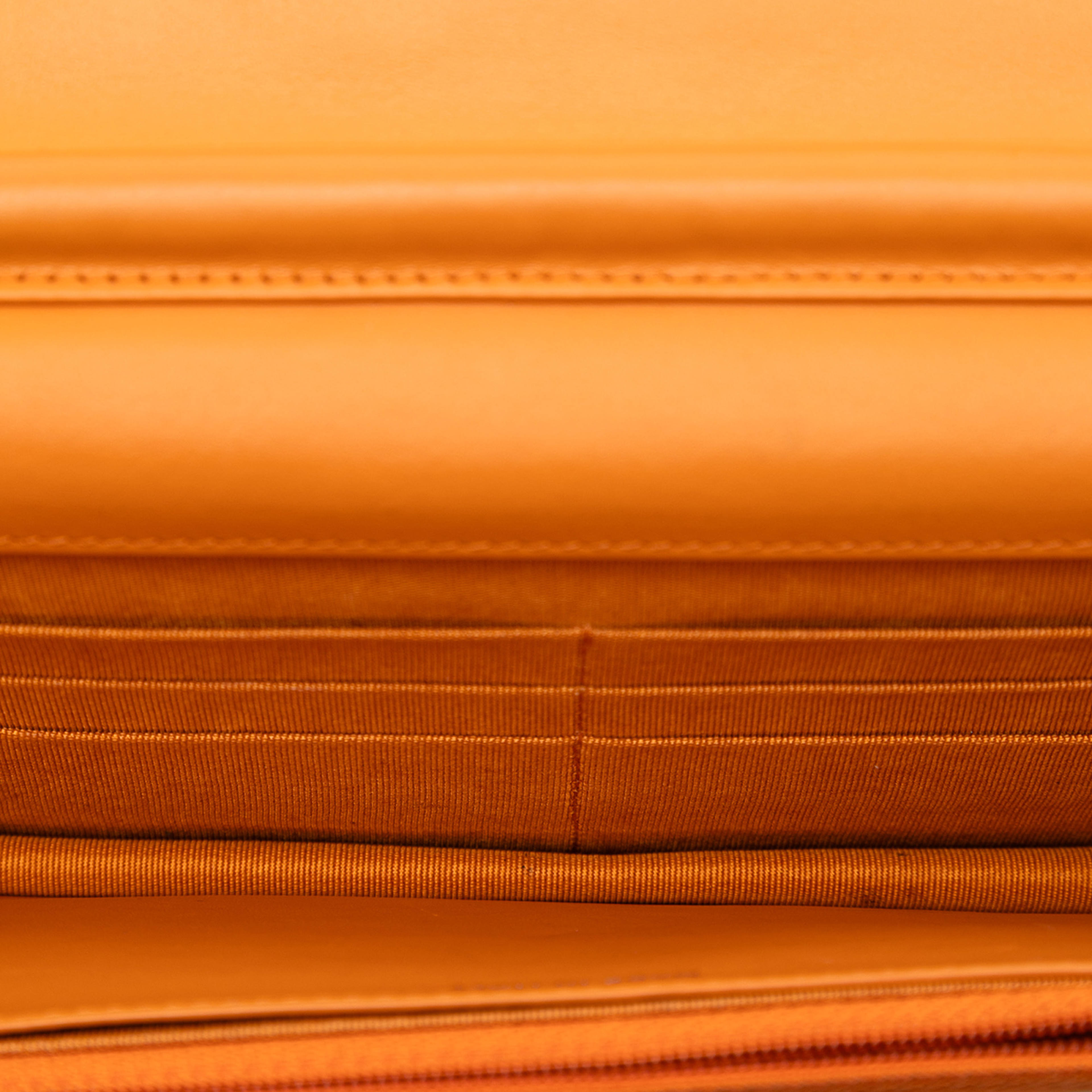 Chanel Cc Quilted Patent Wallet On Chain, från Luxclusif, i färgen orange. Klicka för att öppna bilden i stort format