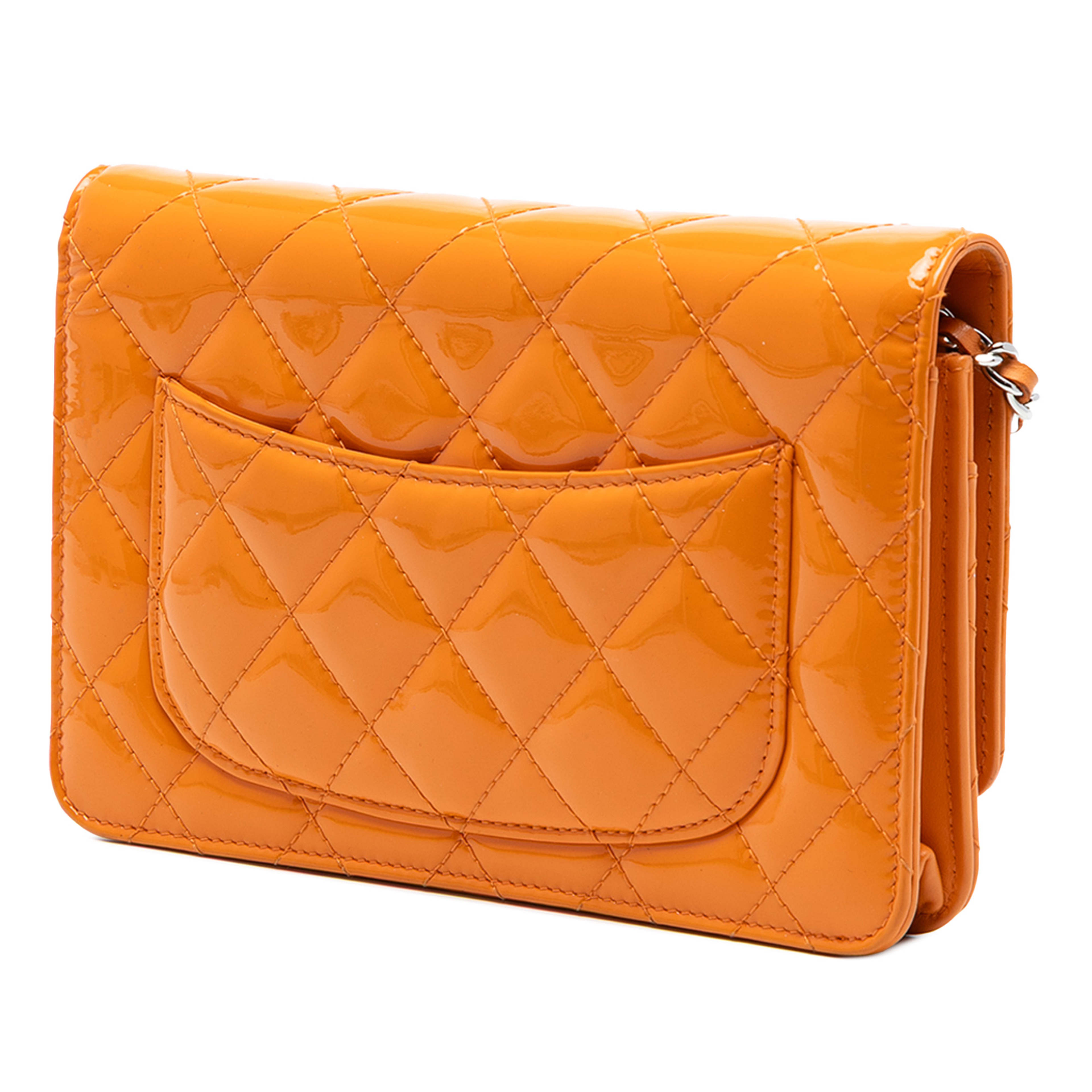 Chanel Cc Quilted Patent Wallet On Chain, från Luxclusif, i färgen orange. Klicka för att öppna bilden i stort format