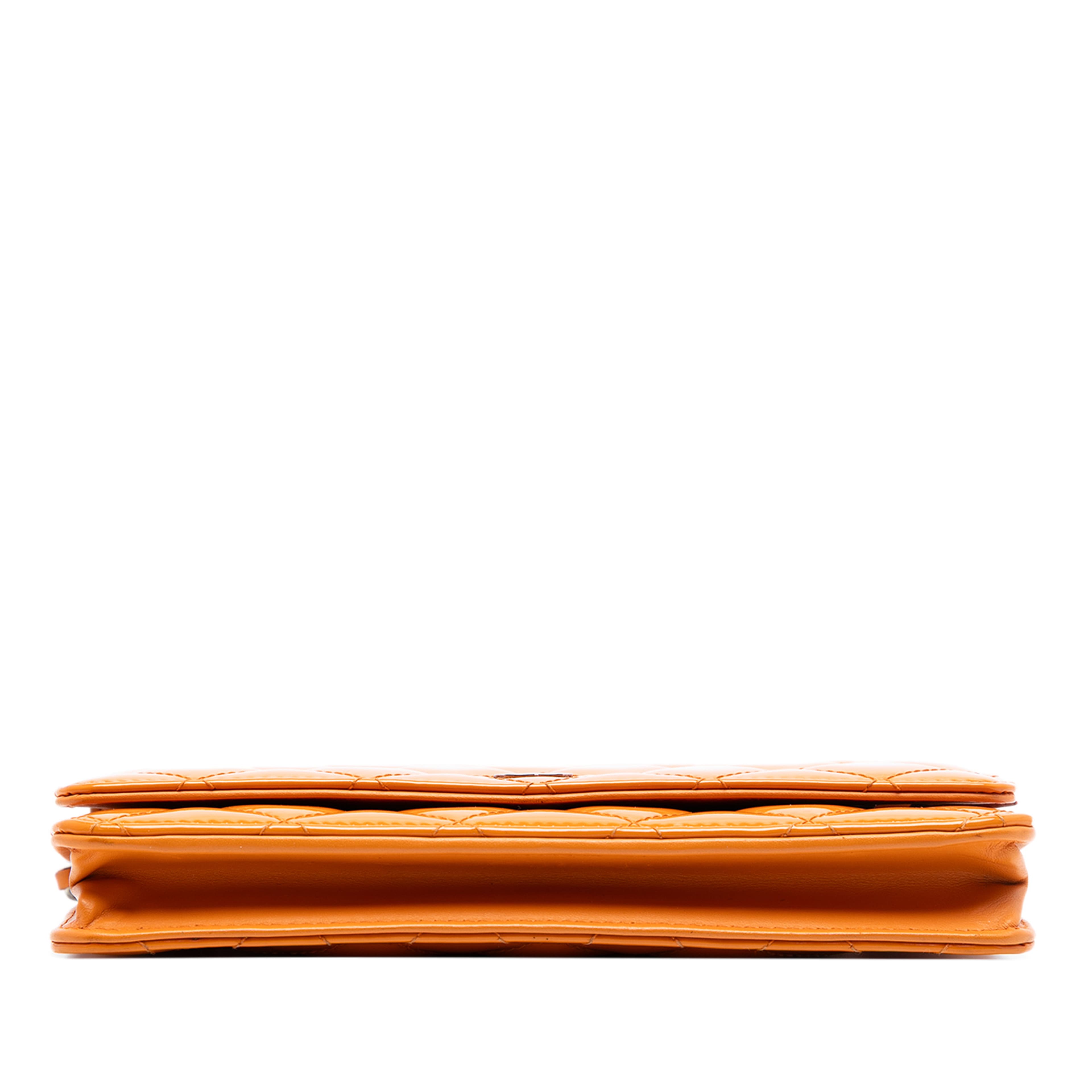 Chanel Cc Quilted Patent Wallet On Chain, från Luxclusif, i färgen orange. Klicka för att öppna bilden i stort format