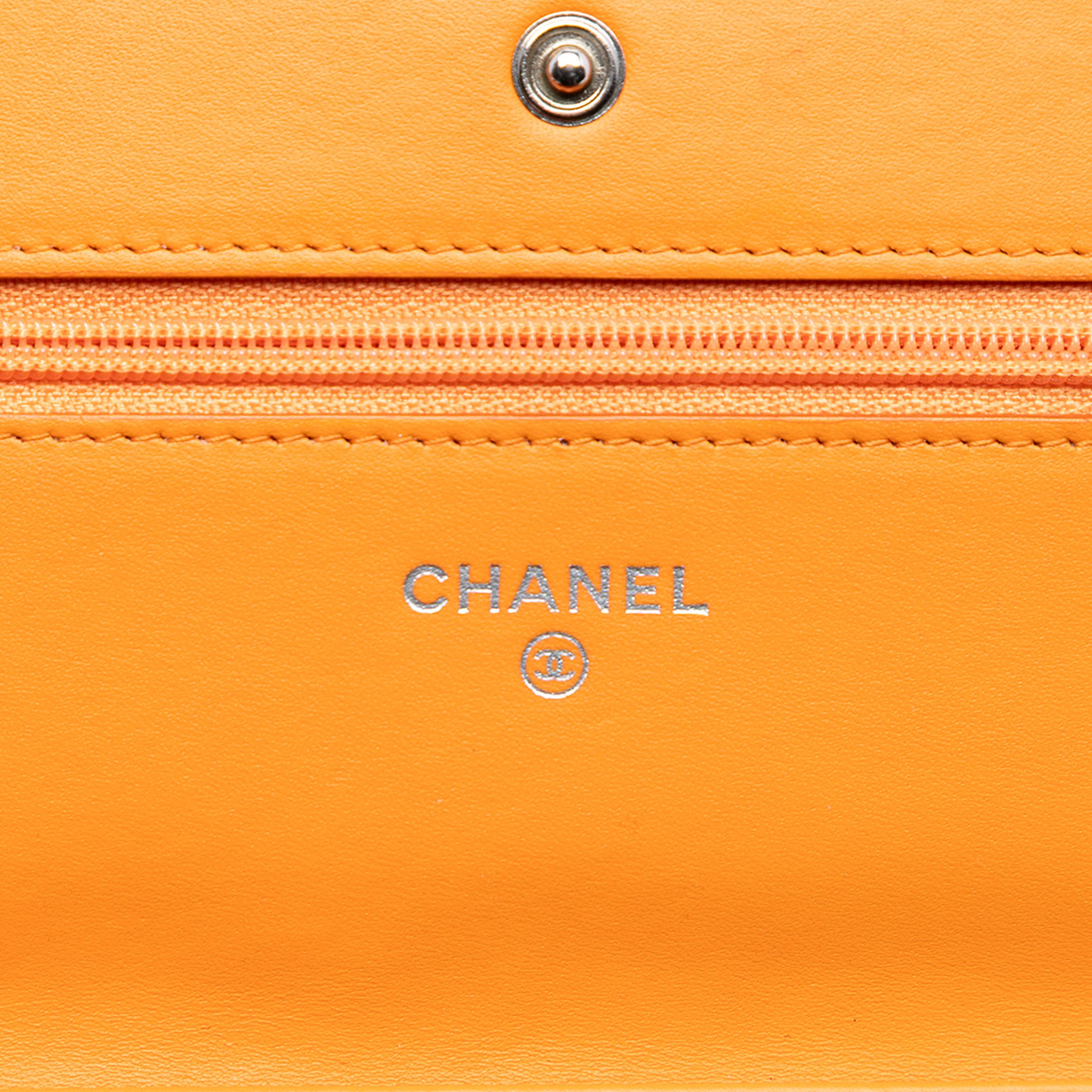 Chanel Cc Quilted Patent Wallet On Chain, från Luxclusif, i färgen orange. Klicka för att öppna bilden i stort format