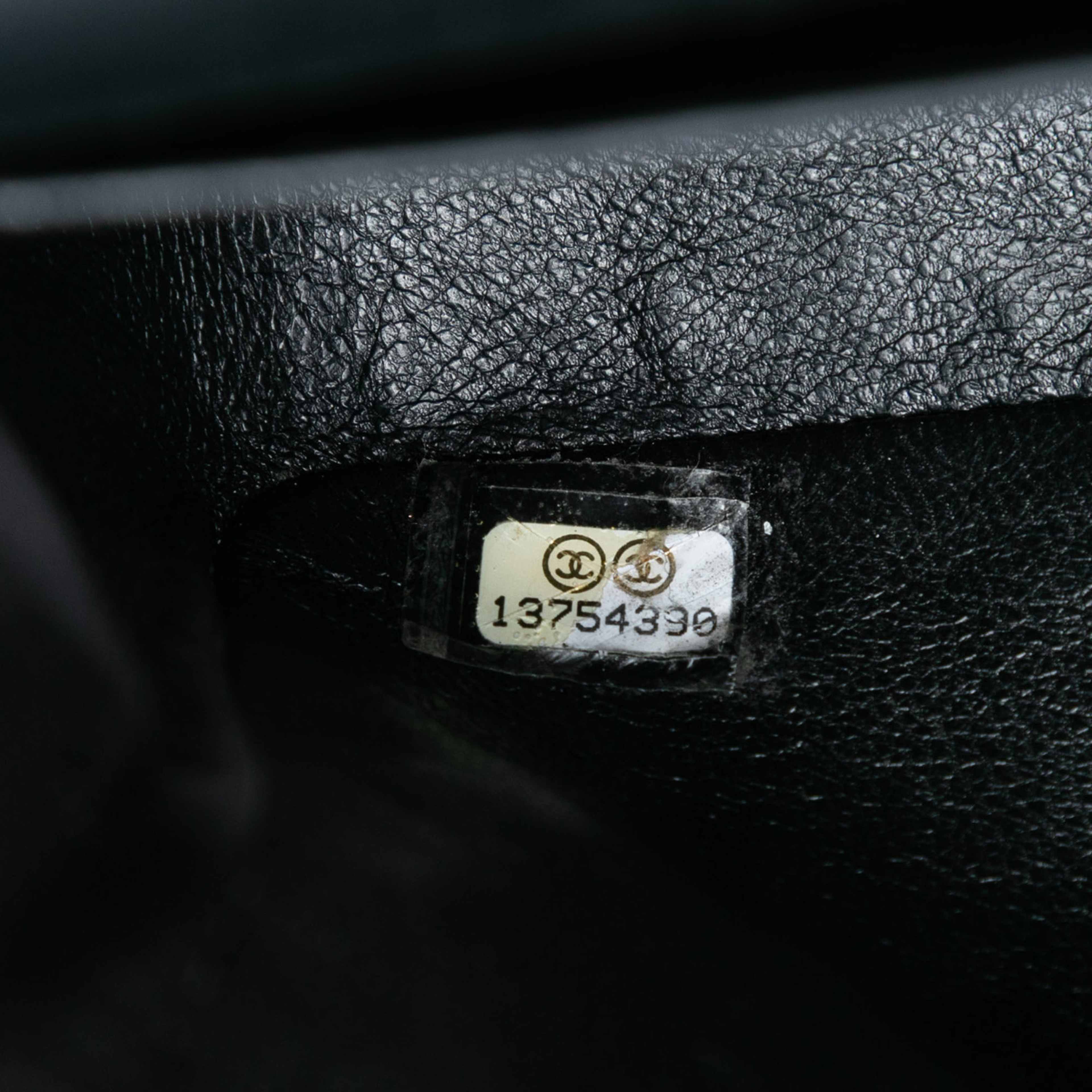 Chanel Medium Classic Patent Double Flap, från Luxclusif, i färgen black. Klicka för att öppna bilden i stort format