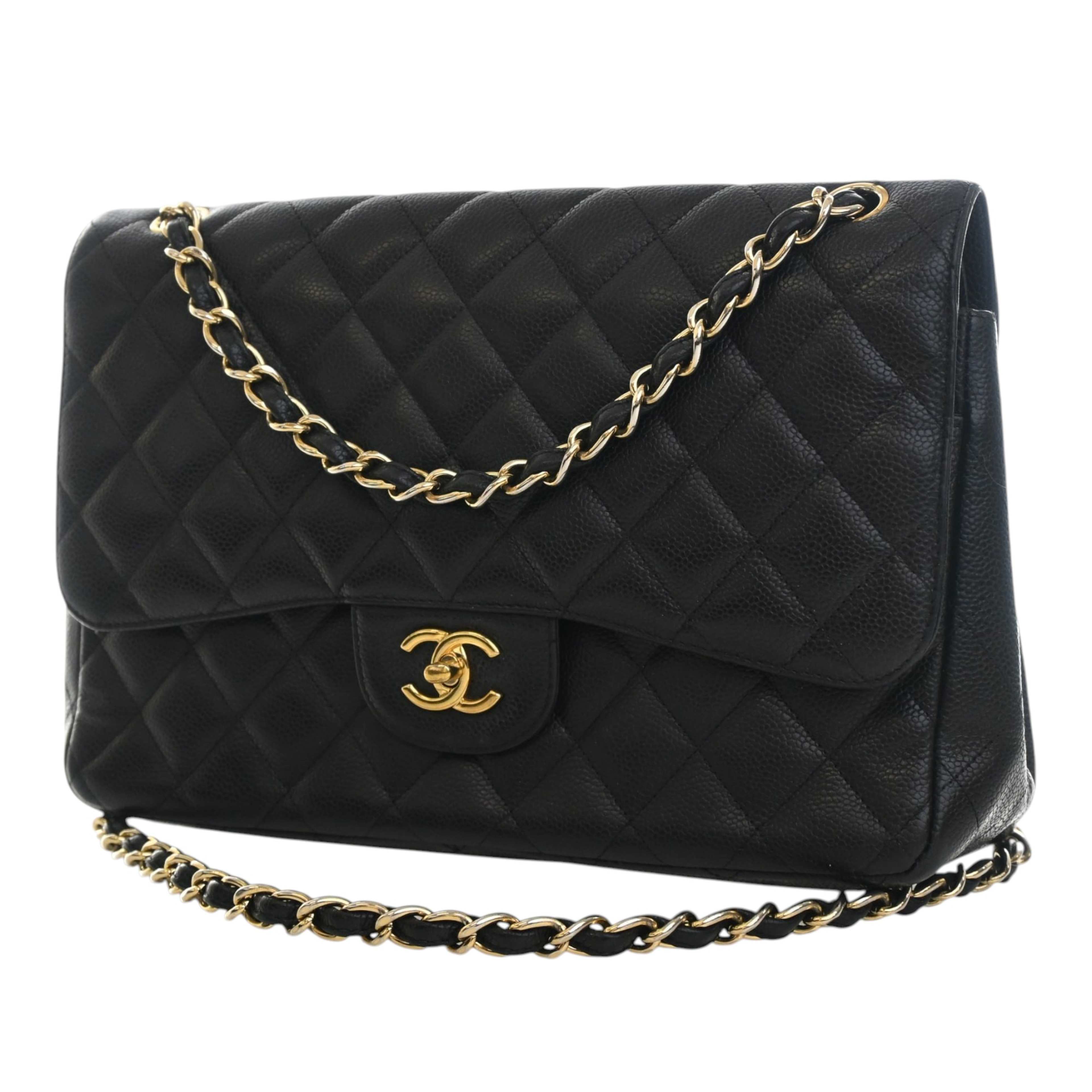 Chanel Jumbo Classic Caviar Double Flap, från Luxclusif, i färgen svart. Klicka för att öppna bilden i stort format