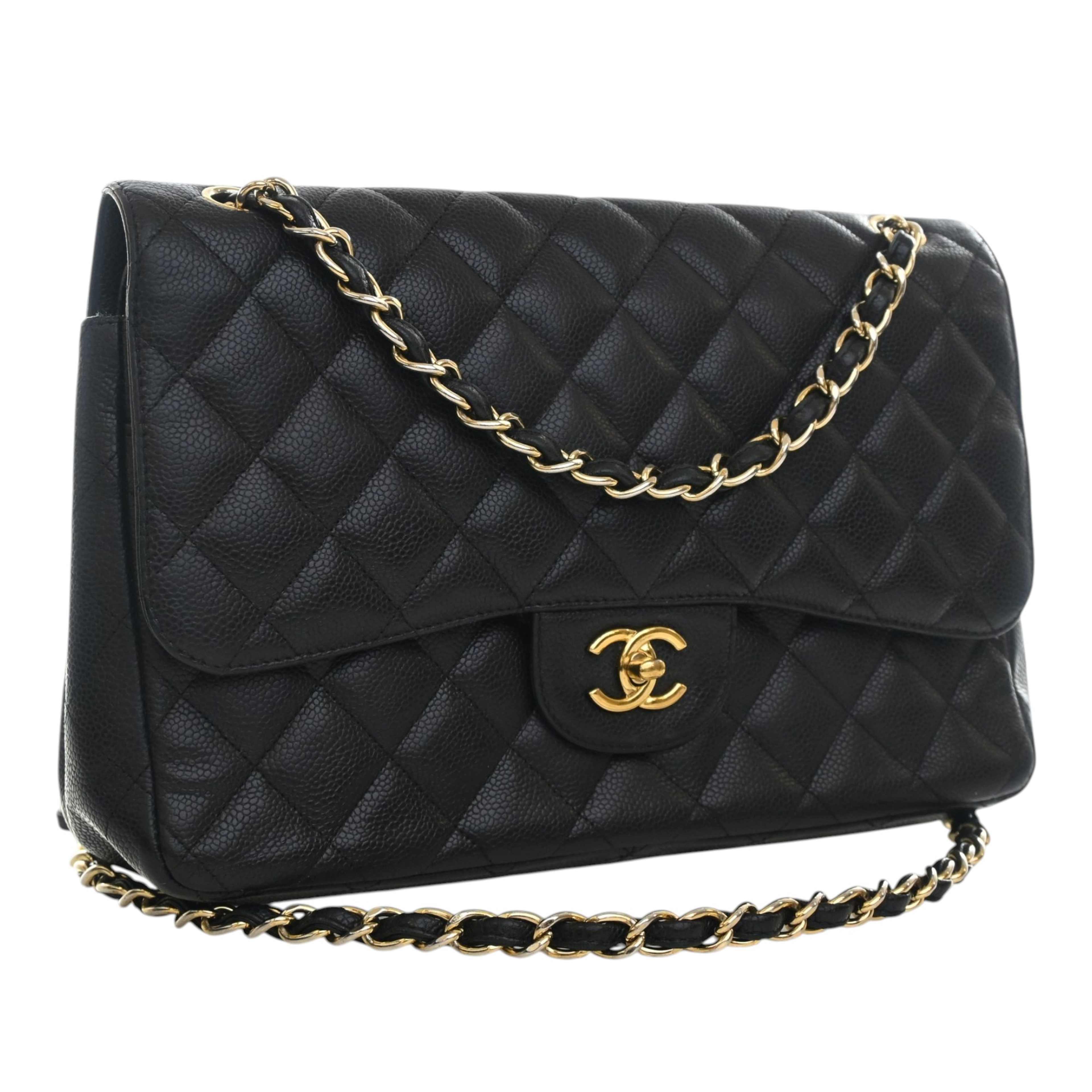Chanel Jumbo Classic Caviar Double Flap, från Luxclusif, i färgen svart. Klicka för att öppna bilden i stort format