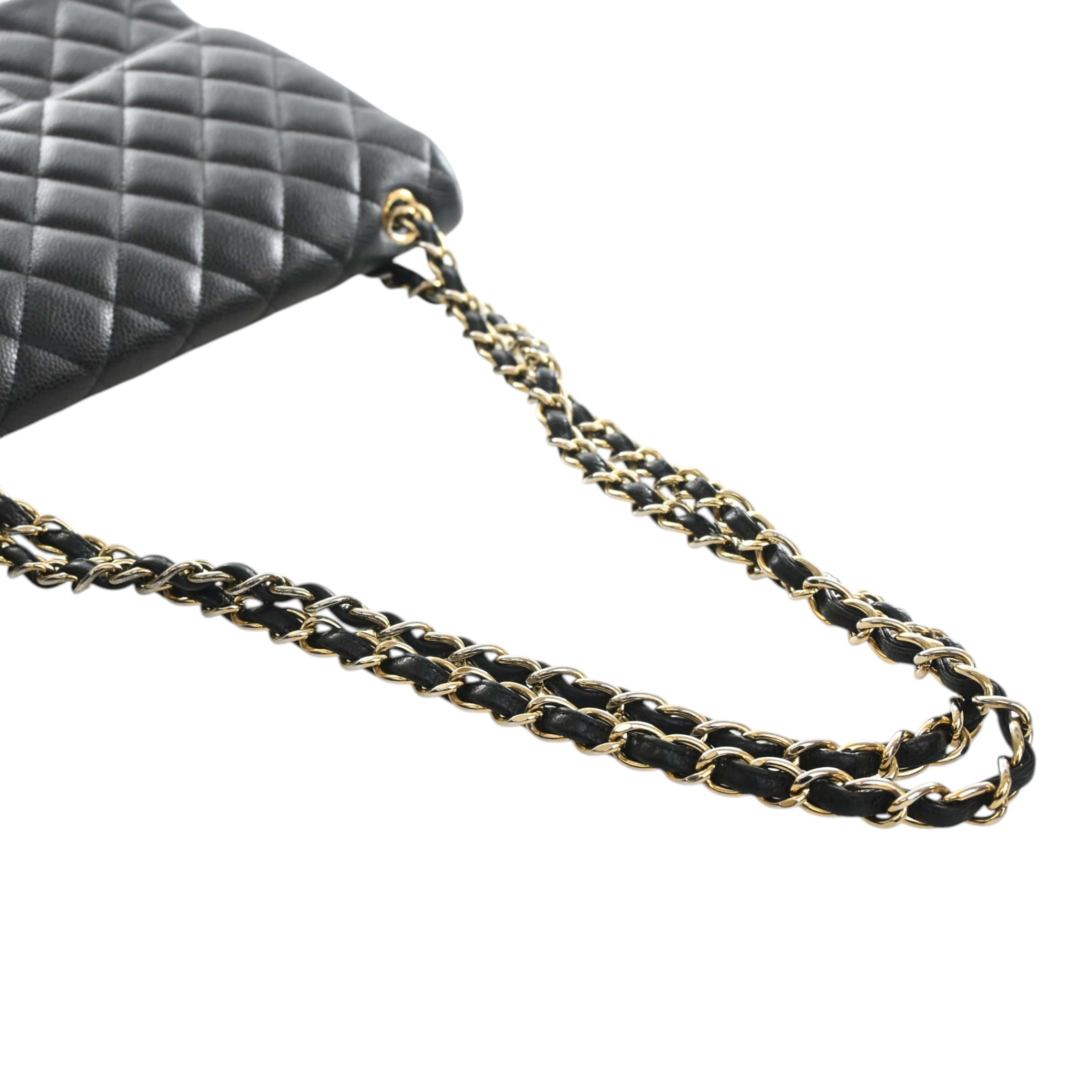 Chanel Jumbo Classic Caviar Double Flap, från Luxclusif, i färgen svart. Klicka för att öppna bilden i stort format