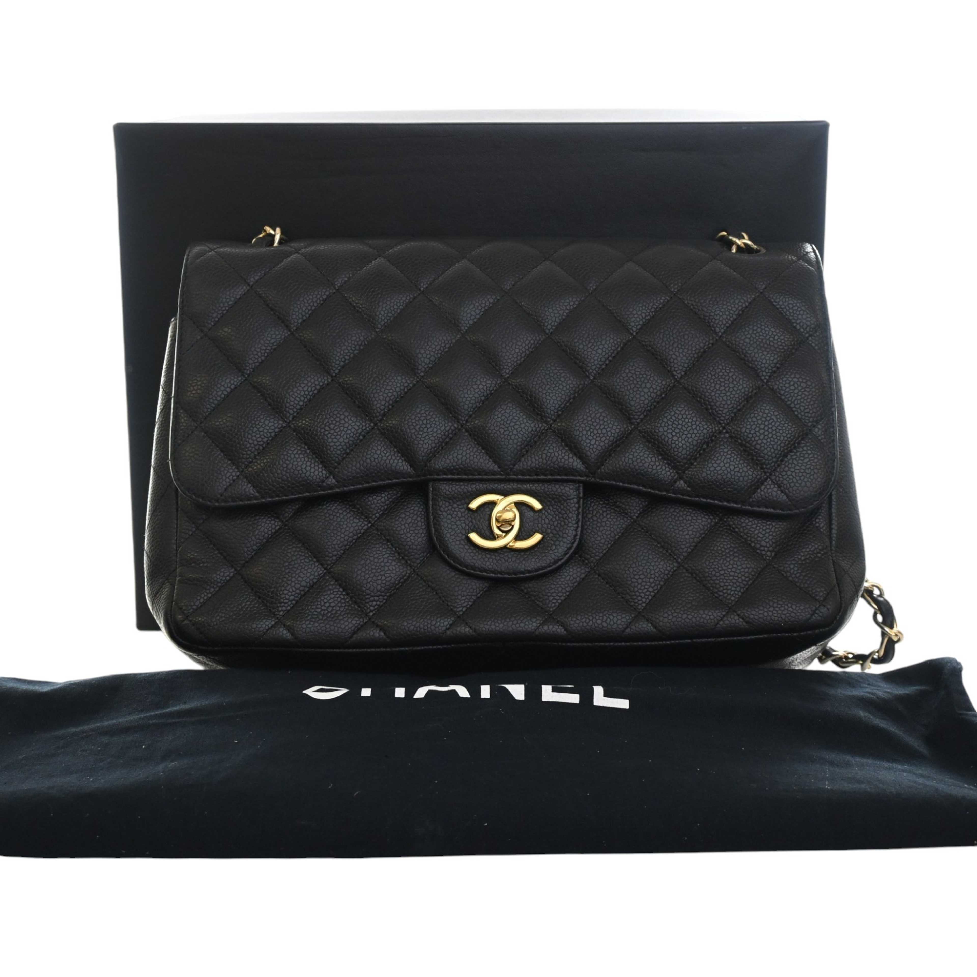 Chanel Jumbo Classic Caviar Double Flap, från Luxclusif, i färgen svart. Klicka för att öppna bilden i stort format