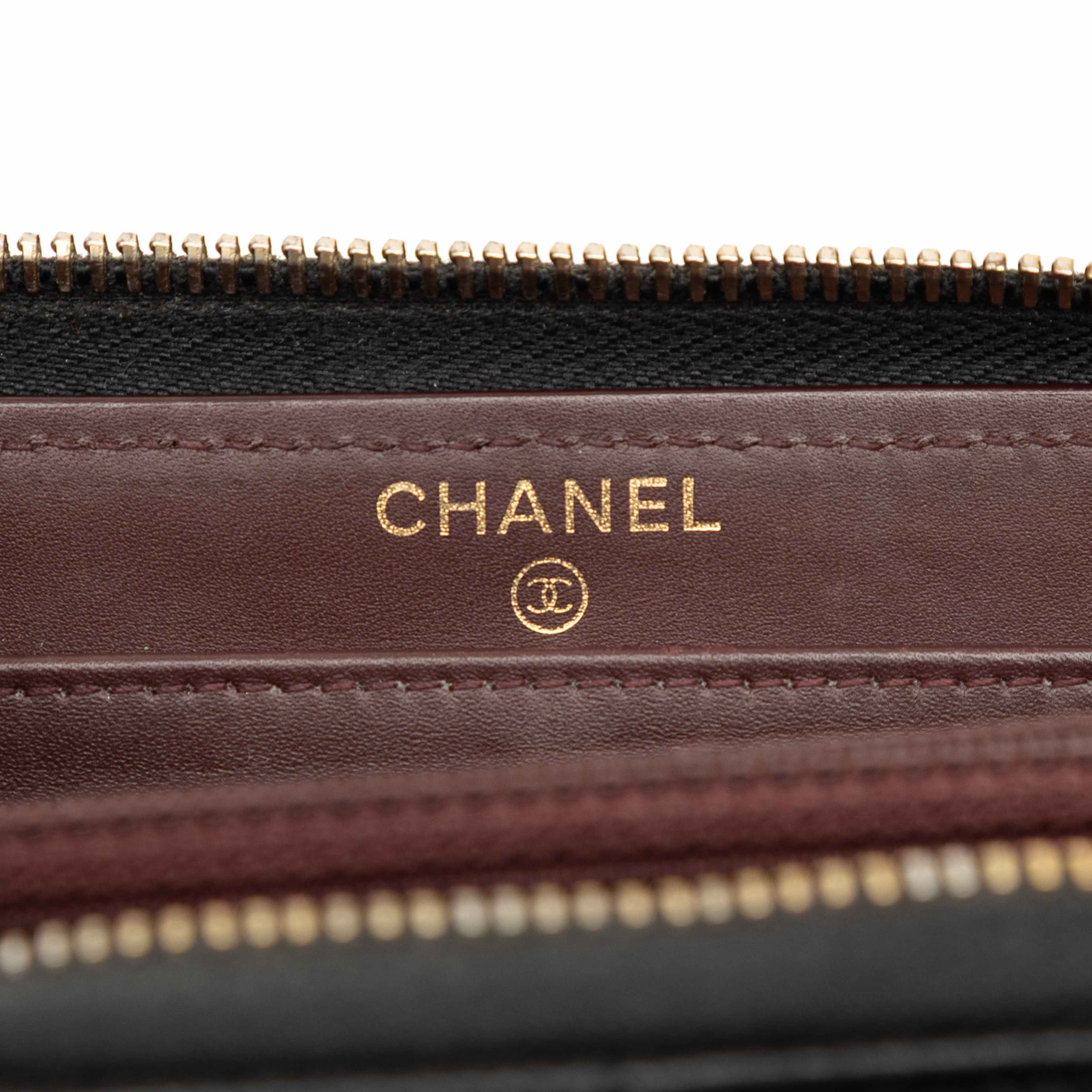 Chanel Cc Quilted Caviar Zip Around Long Wallet, från Luxclusif, i färgen black. Klicka för att öppna bilden i stort format