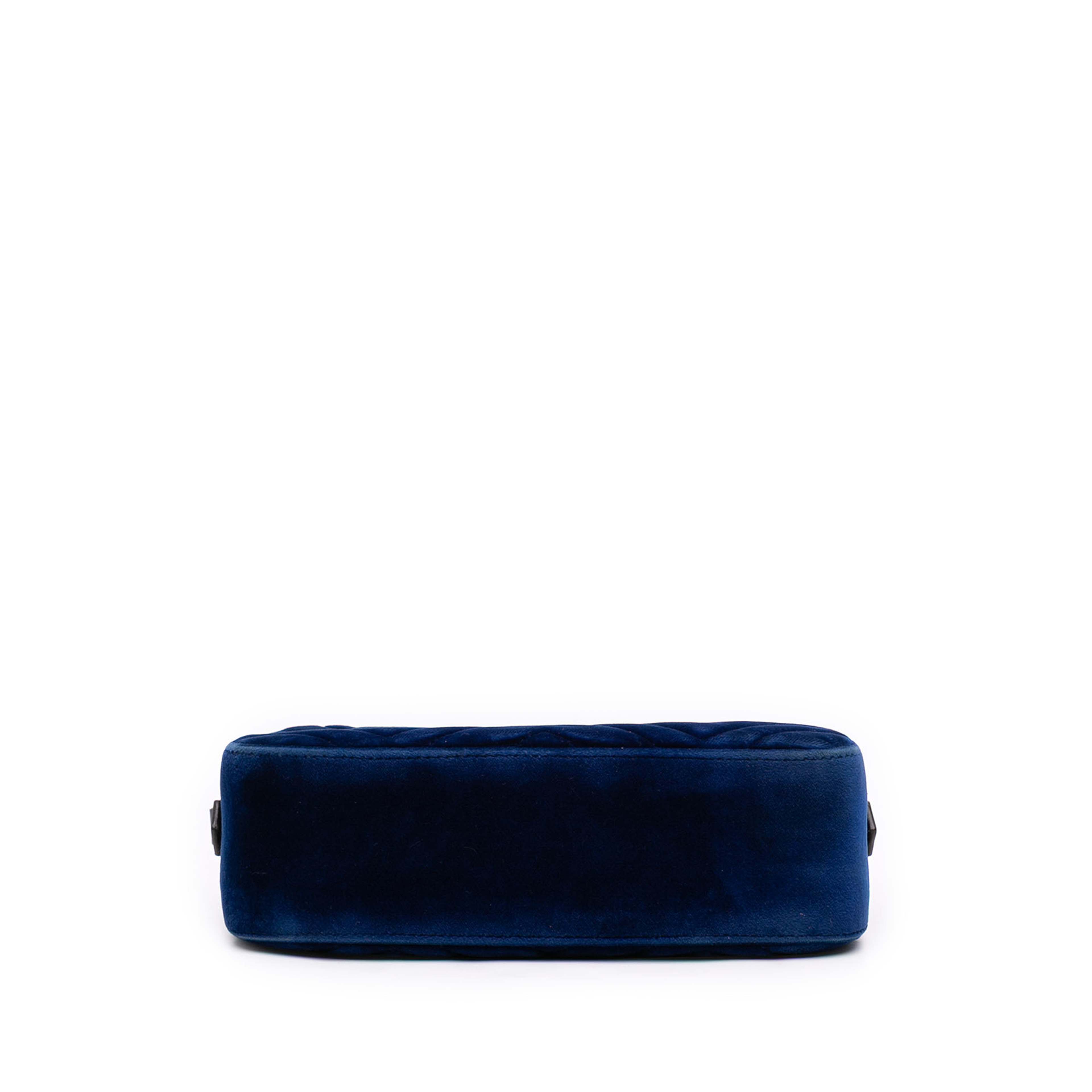 Gucci Small Gg Marmont Matelasse Velvet Crossbody, från Luxclusif, i färgen blå. Klicka för att öppna bilden i stort format