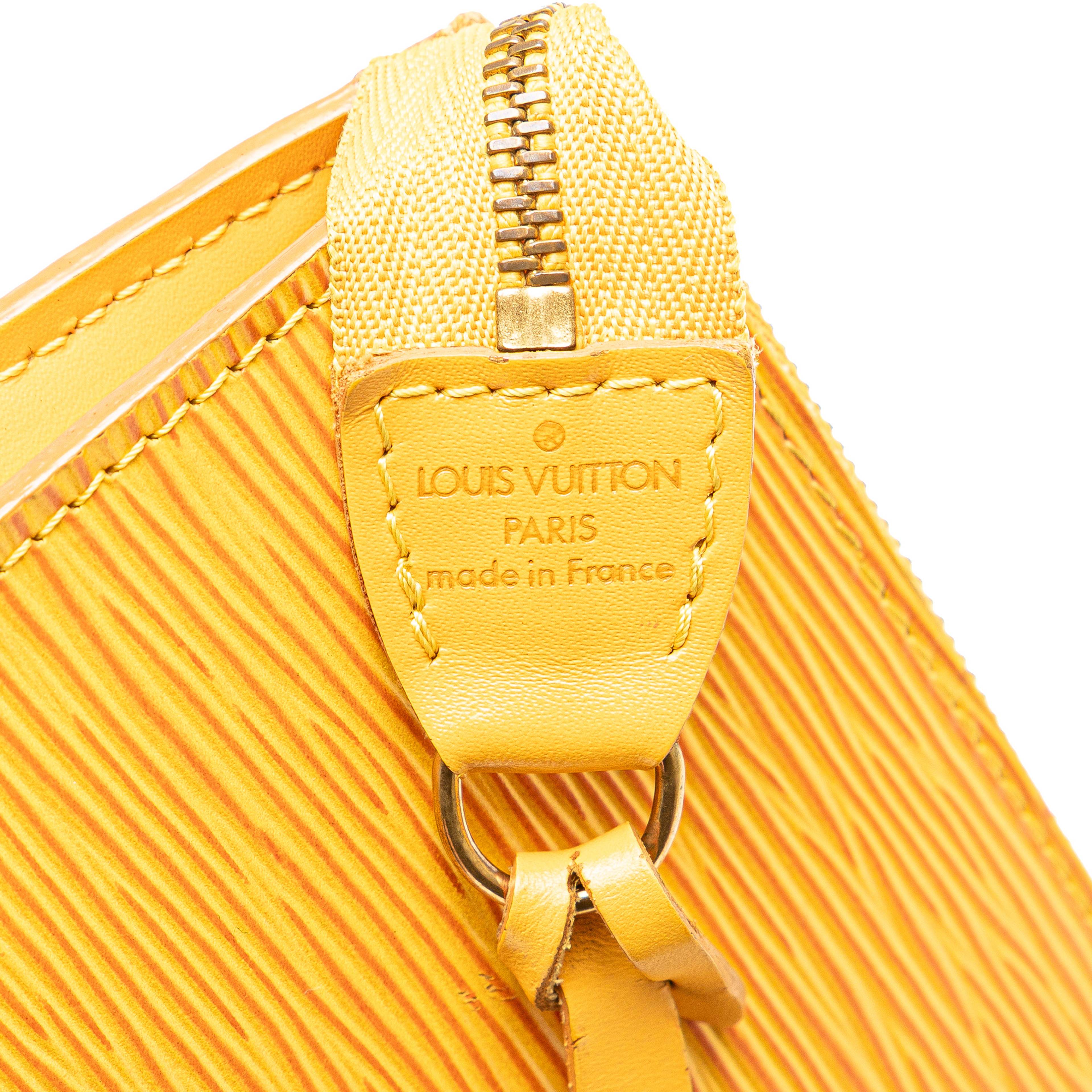 Louis Vuitton Epi Pochette Accessoires, från Luxclusif, i färgen yellow. Klicka för att öppna bilden i stort format