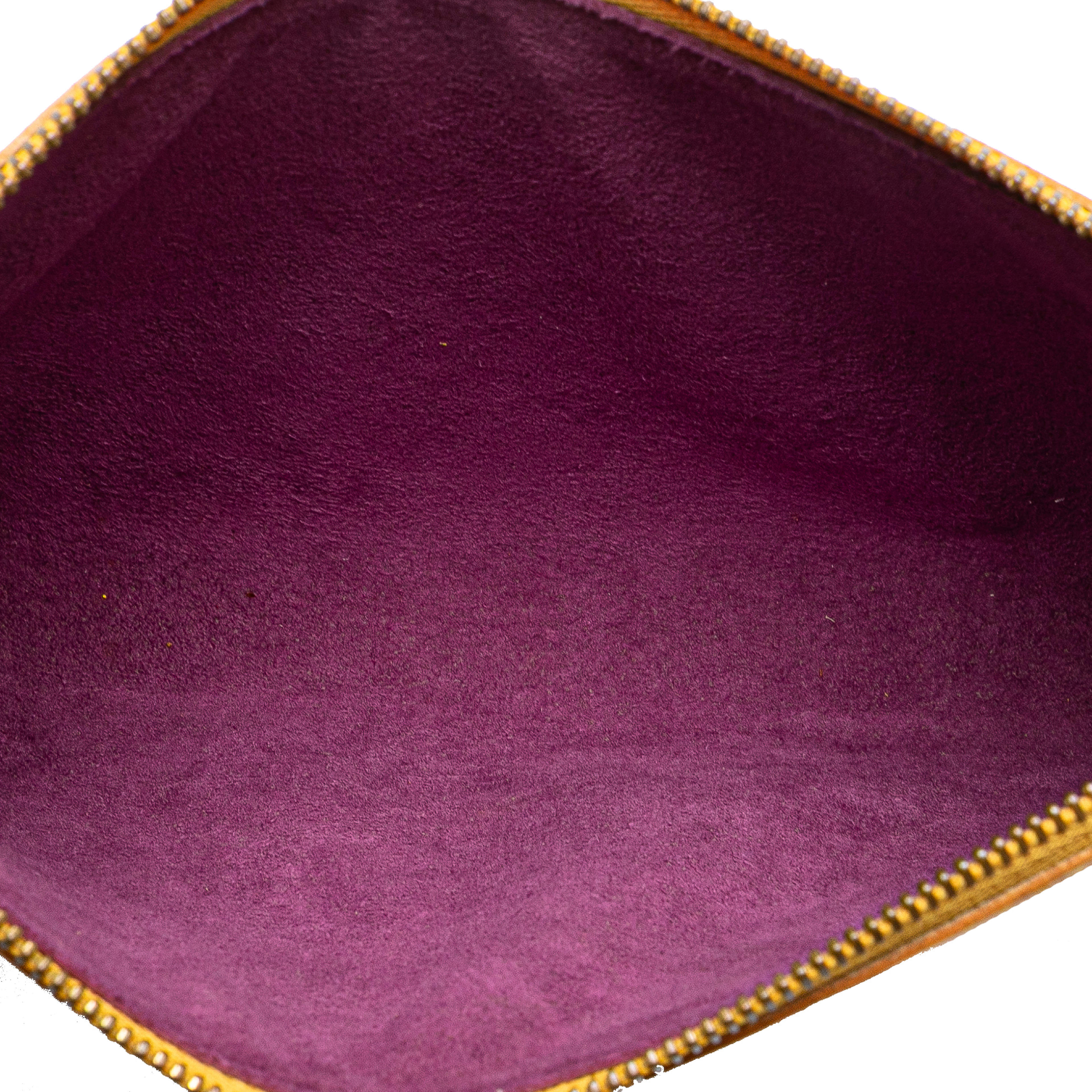 Louis Vuitton Epi Pochette Accessoires, från Luxclusif, i färgen yellow. Klicka för att öppna bilden i stort format