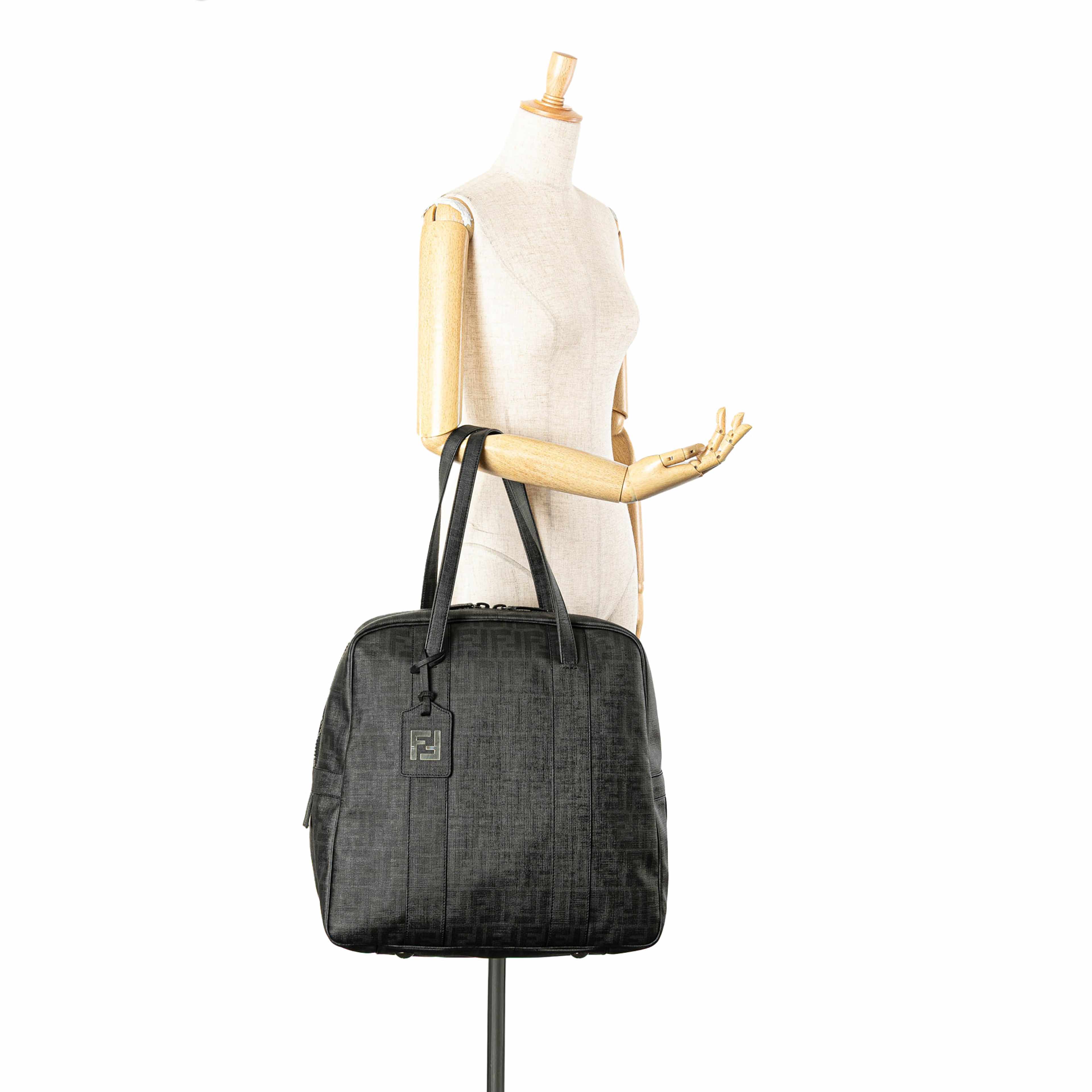 Fendi Zucca Coated Canvas Handbag, från Luxclusif, i färgen grå. Klicka för att öppna bilden i stort format