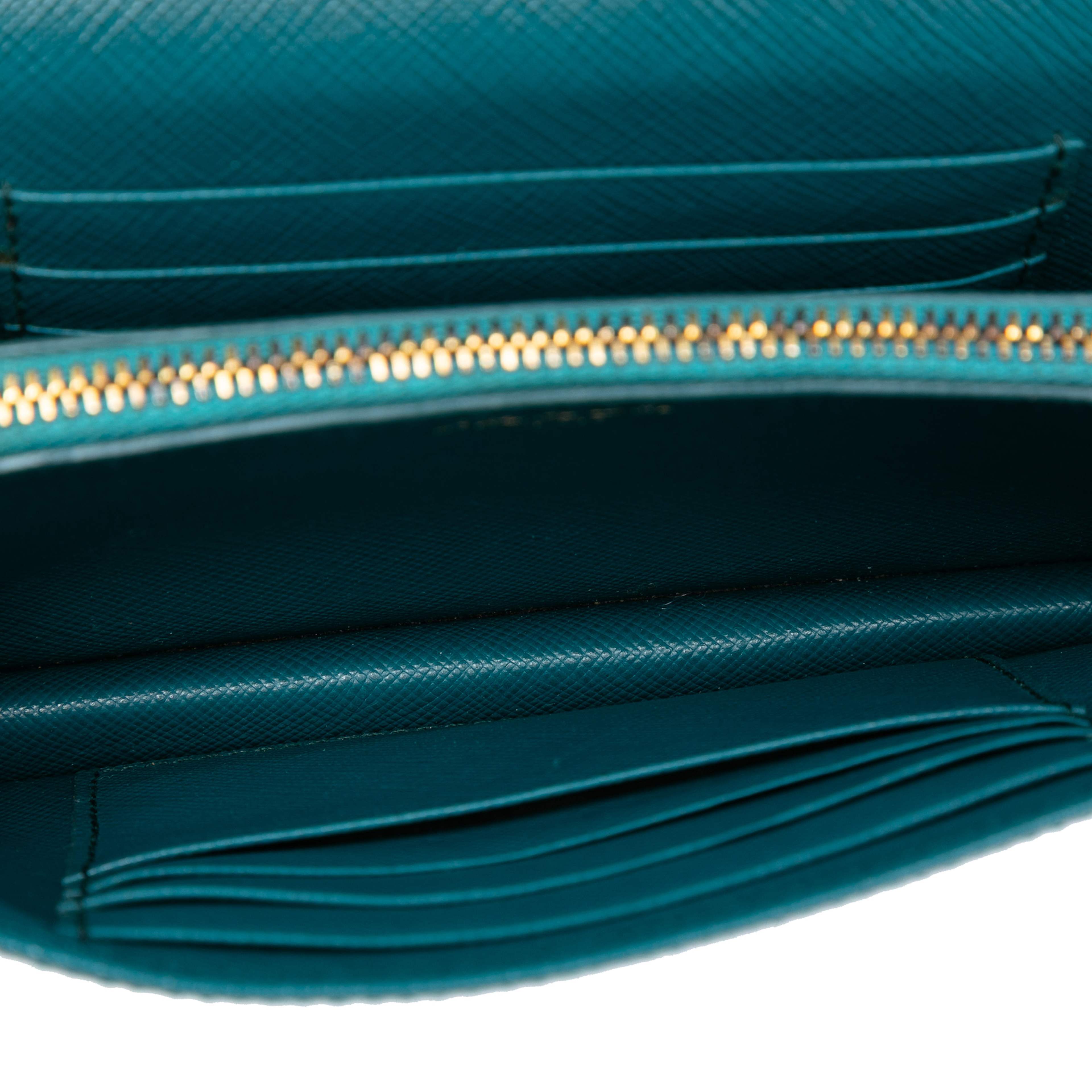 Prada Saffiano Lux Wallet On Chain, från Luxclusif, i färgen peacock. Klicka för att öppna bilden i stort format