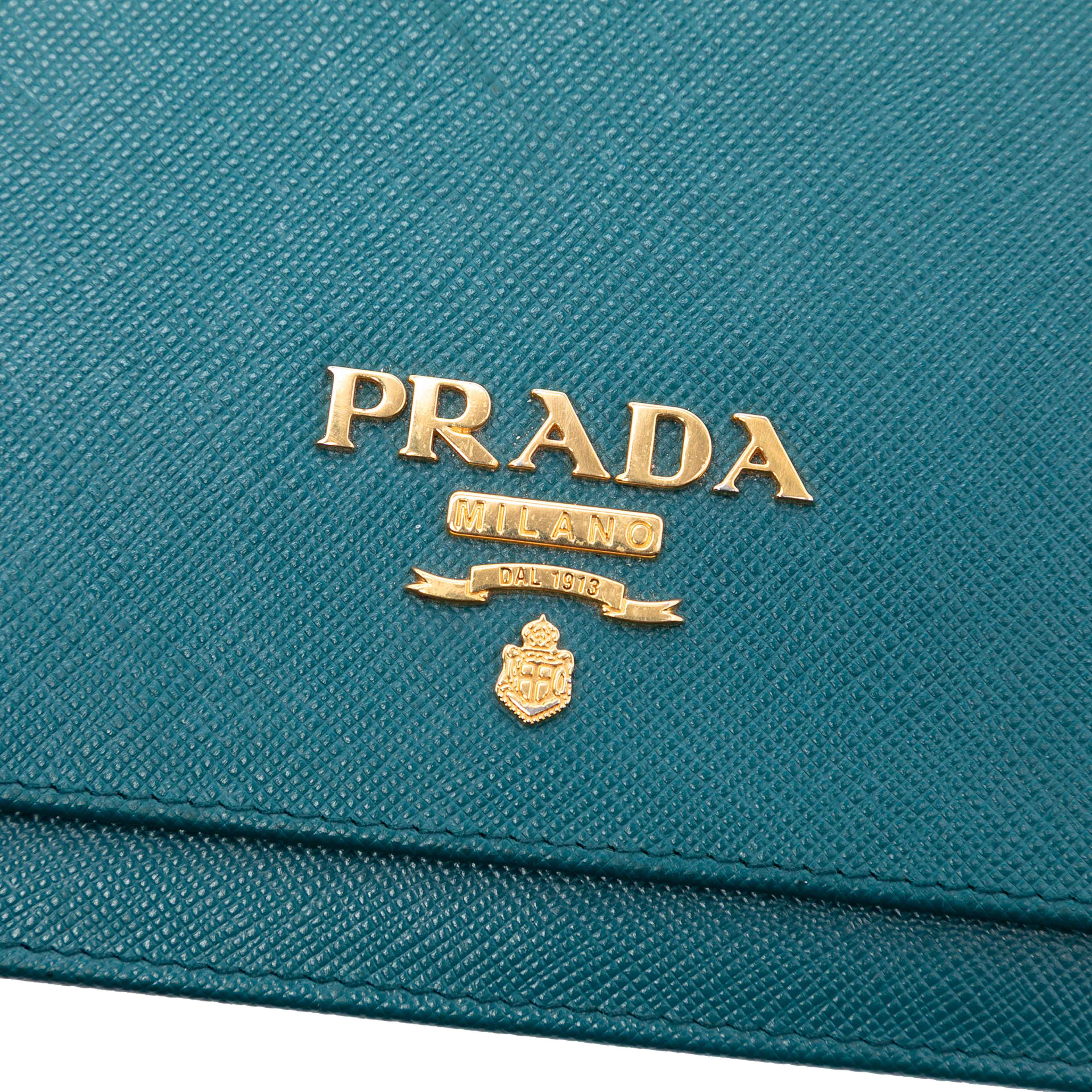 Prada Saffiano Lux Wallet On Chain, från Luxclusif, i färgen peacock. Klicka för att öppna bilden i stort format