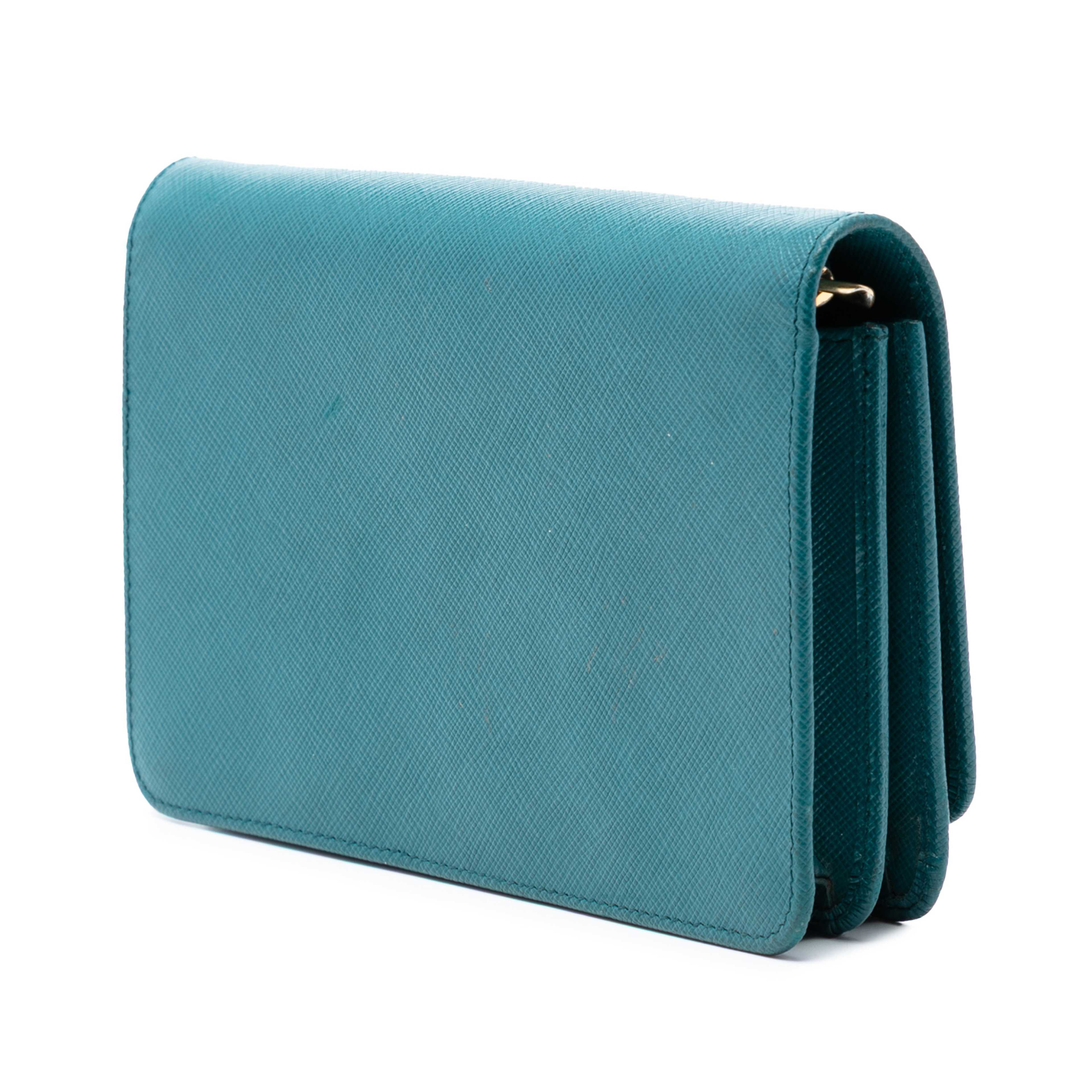 Prada Saffiano Lux Wallet On Chain, från Luxclusif, i färgen peacock. Klicka för att öppna bilden i stort format