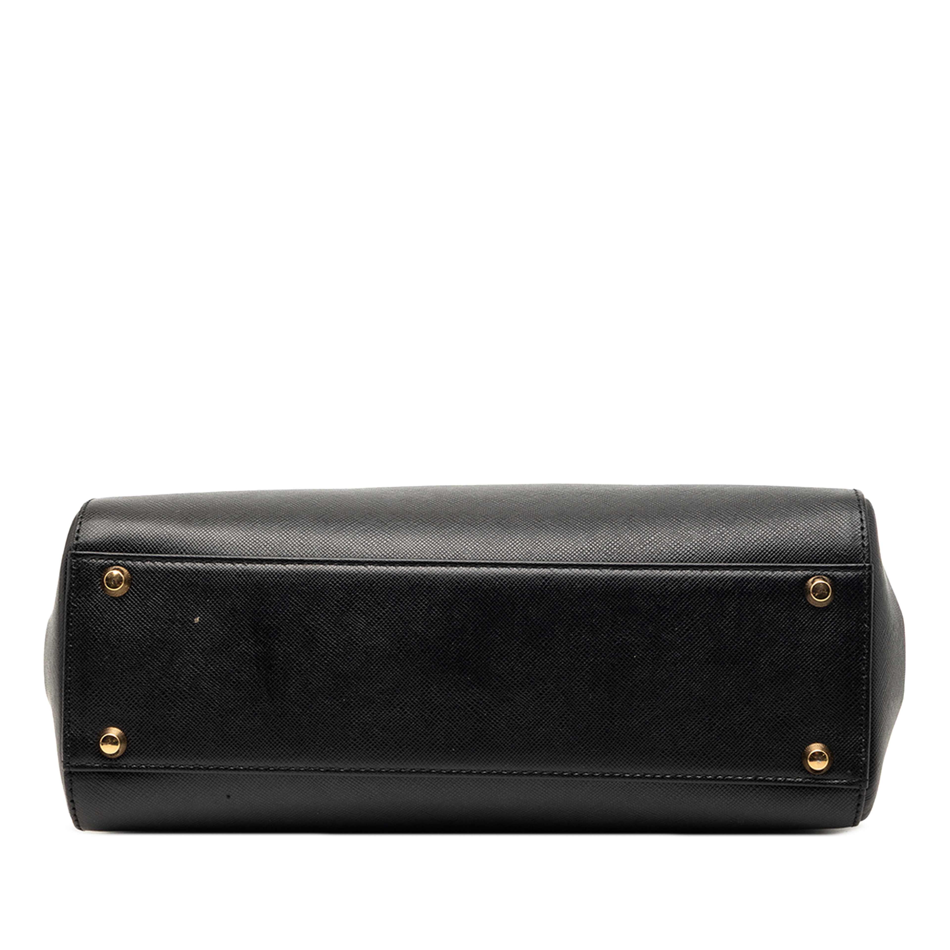 Burberry Leather Handbag, från Luxclusif, i färgen black. Klicka för att öppna bilden i stort format