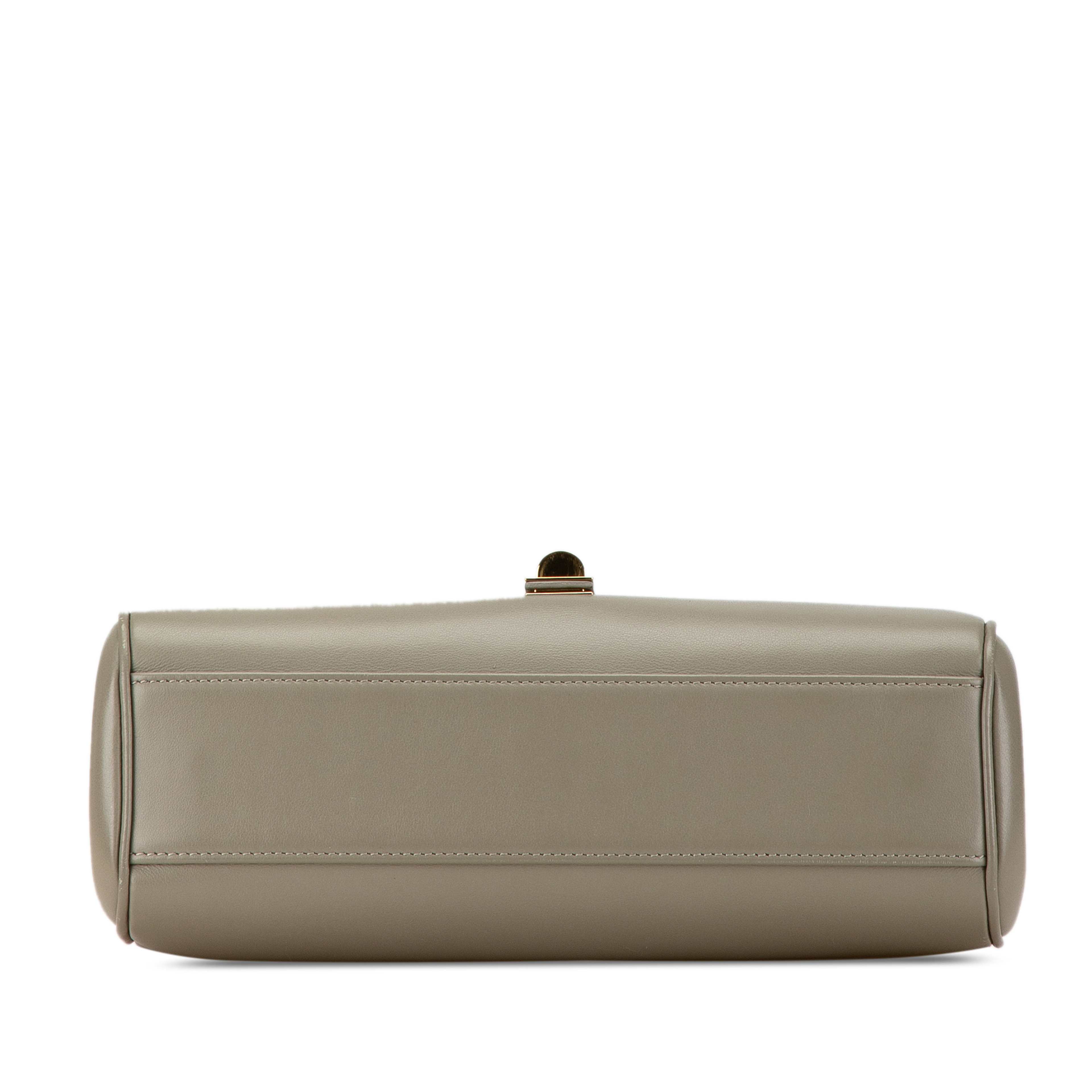 Celine Teen Smooth Calfskin Soft 16 Crossbody, från Luxclusif, i färgen light green. Klicka för att öppna bilden i stort format