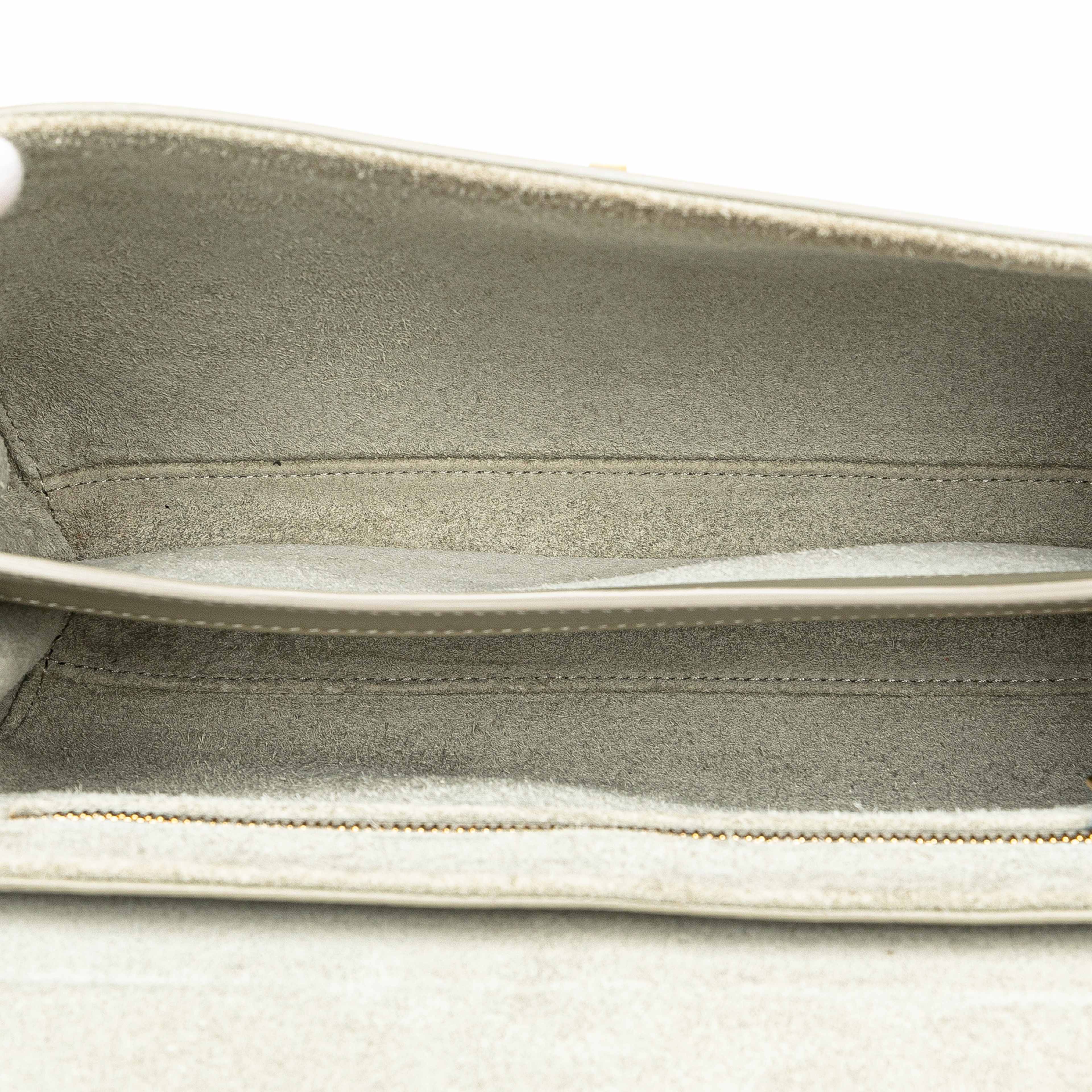 Celine Teen Smooth Calfskin Soft 16 Crossbody, från Luxclusif, i färgen light green. Klicka för att öppna bilden i stort format