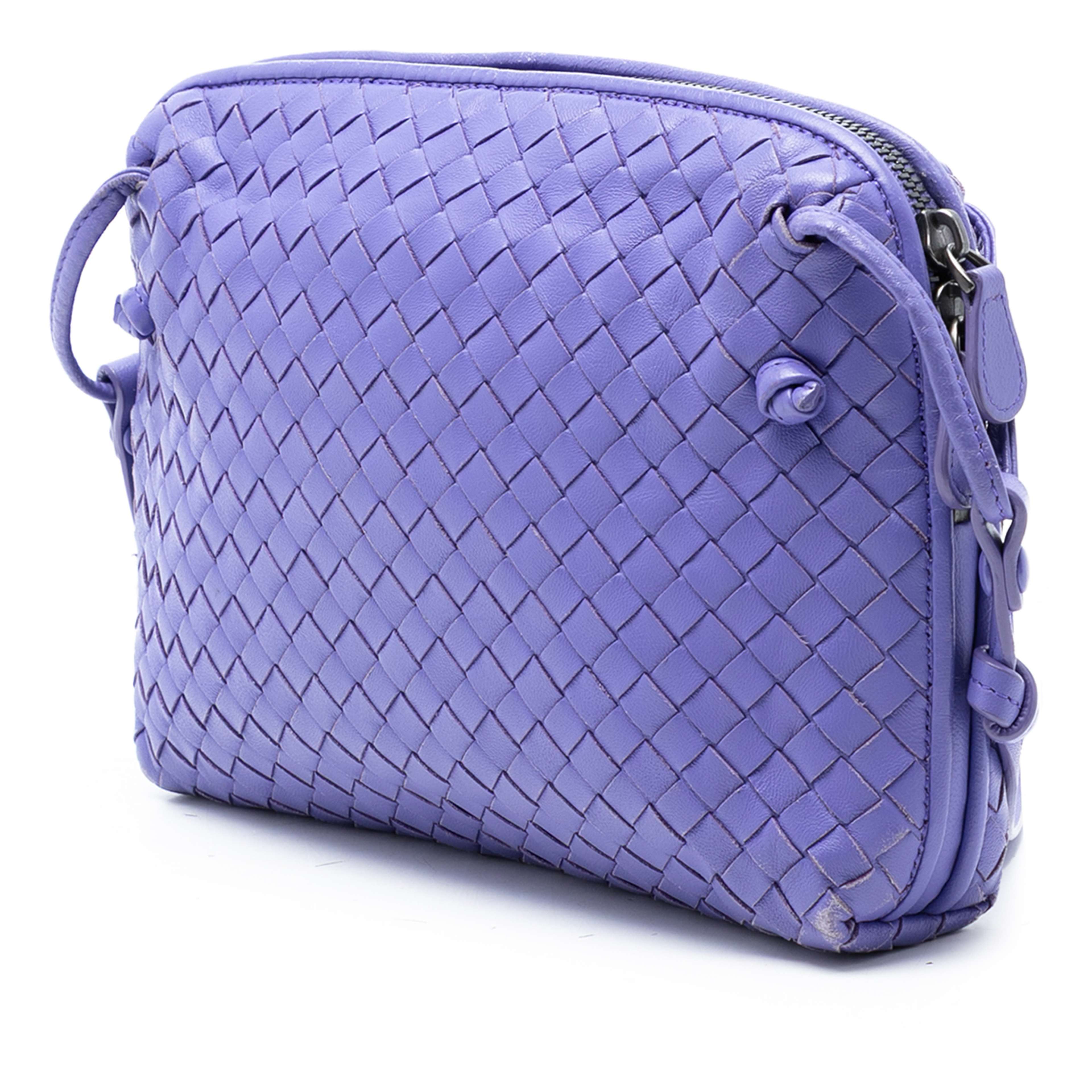 Bottega Veneta Nappa Intrecciato Nodini Crossbody, från Luxclusif, i färgen purpur. Klicka för att öppna bilden i stort format