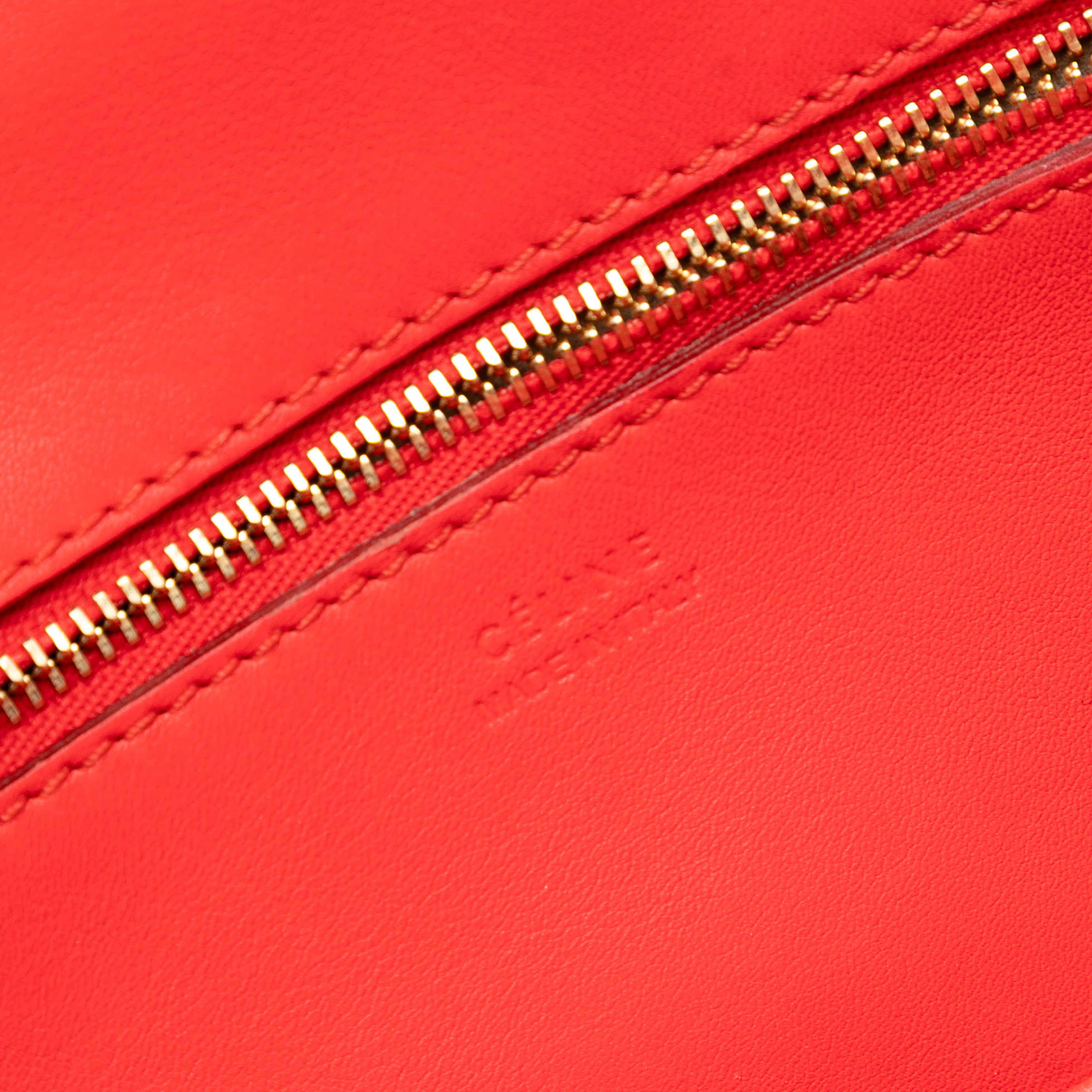 Celine Small Grained Calfskin Tie Knot Handbag, från Luxclusif, i färgen red. Klicka för att öppna bilden i stort format