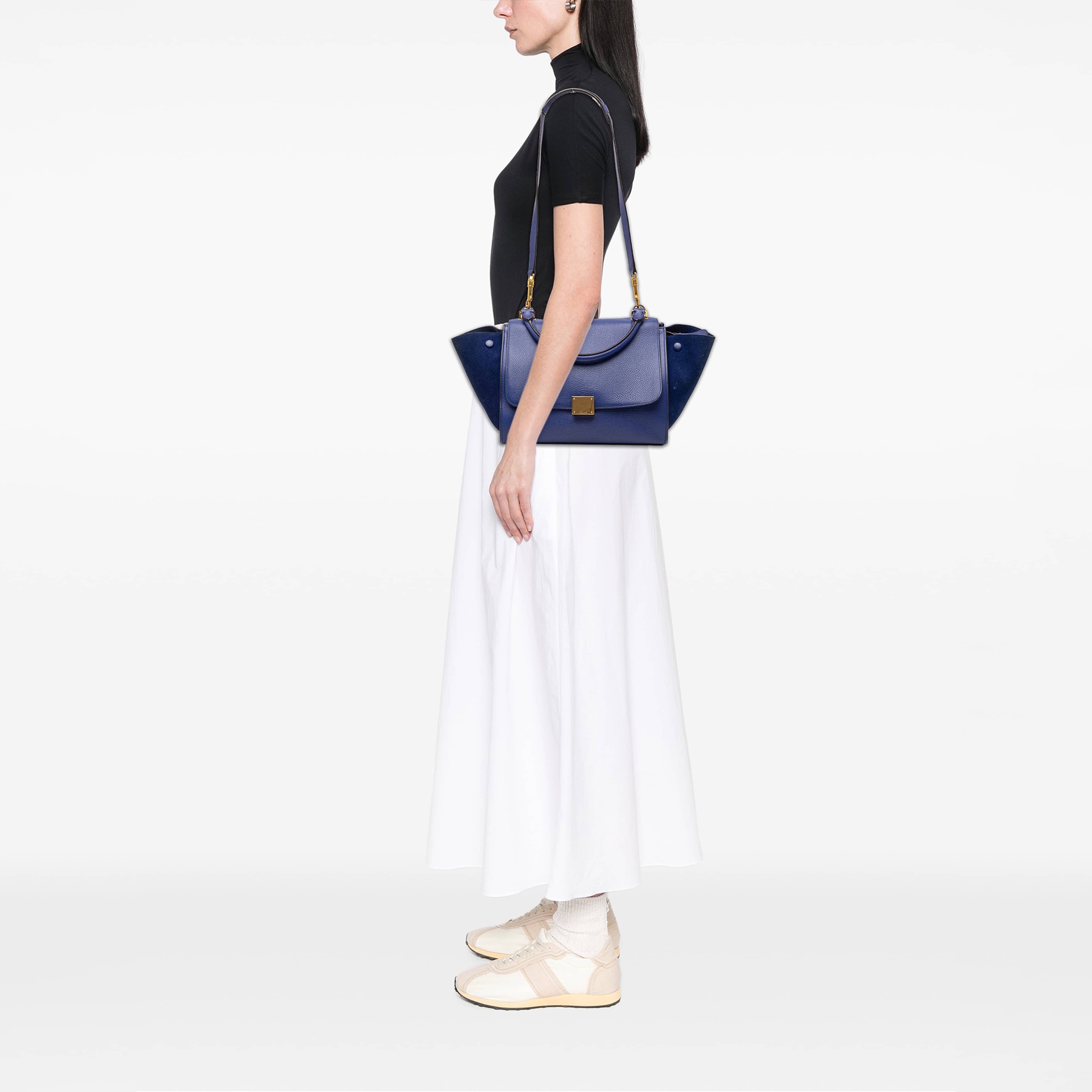 Celine Small Calfskin And Suede Trapeze Satchel, från Luxclusif, i färgen blå. Klicka för att öppna bilden i stort format